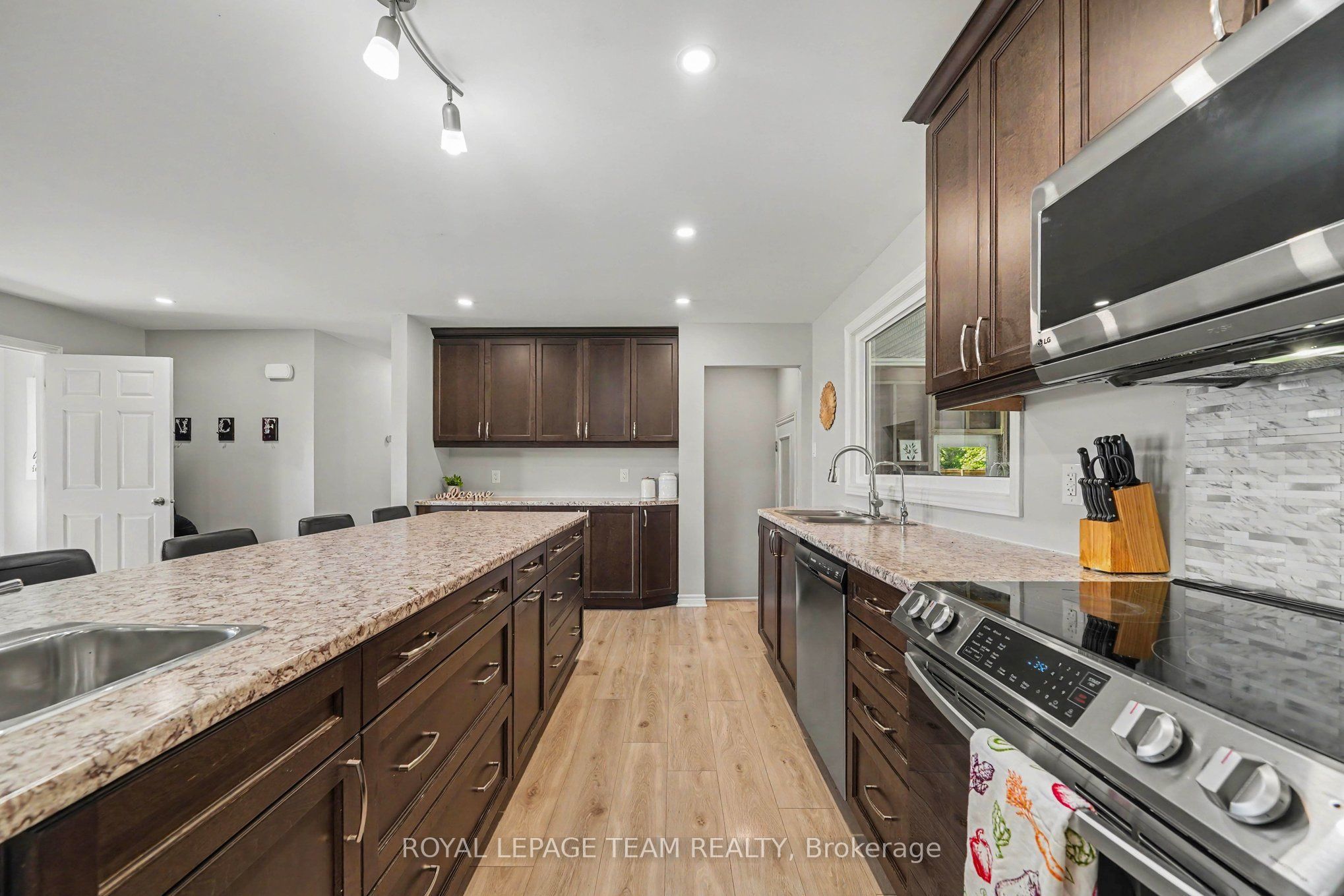 2477 Merivale Road Property Photo 10