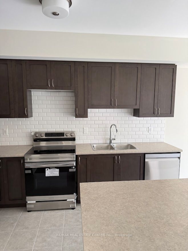 660 Colborne Street W 80 Property Photo 6