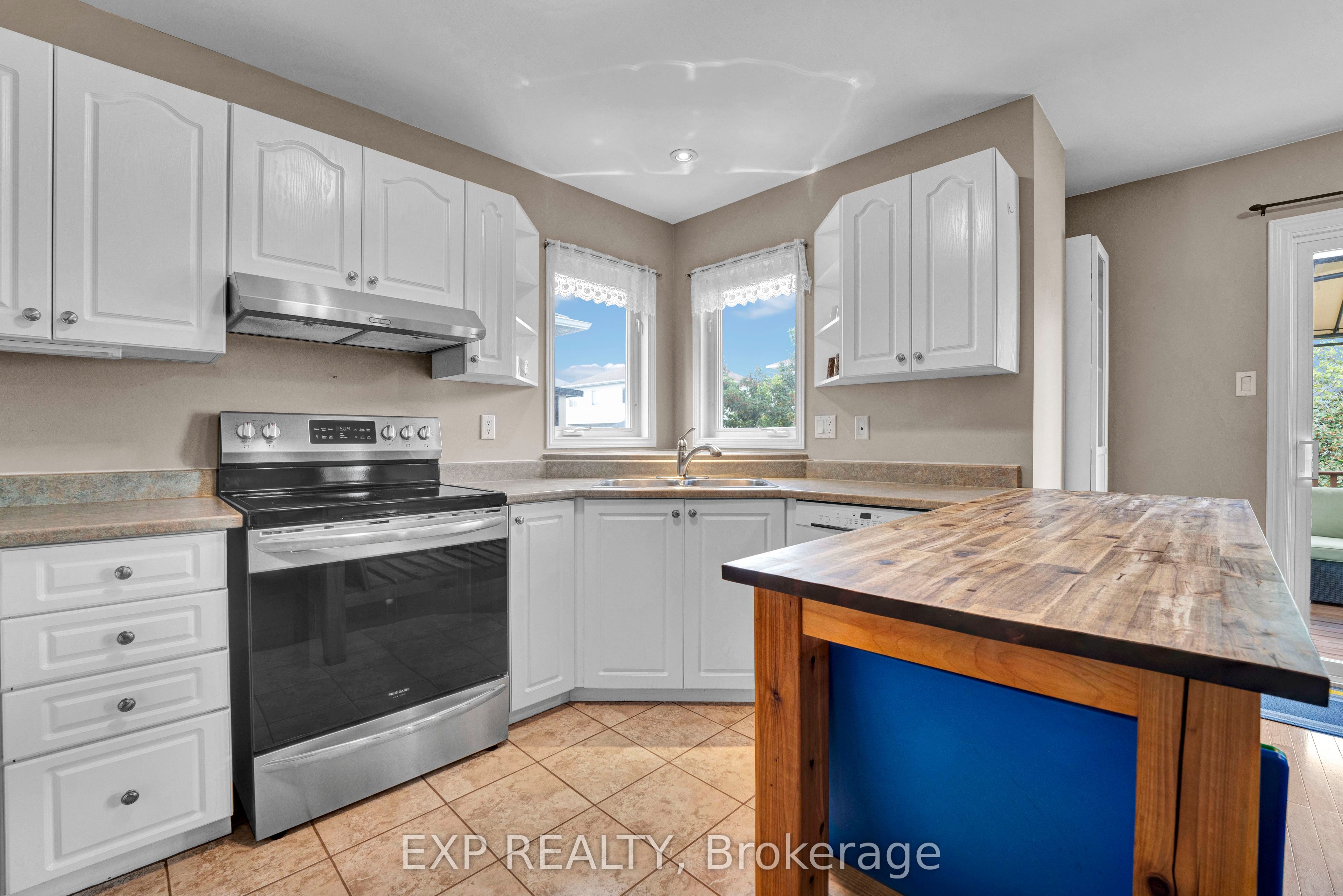 2744 Sylvain Street Property Photo 16