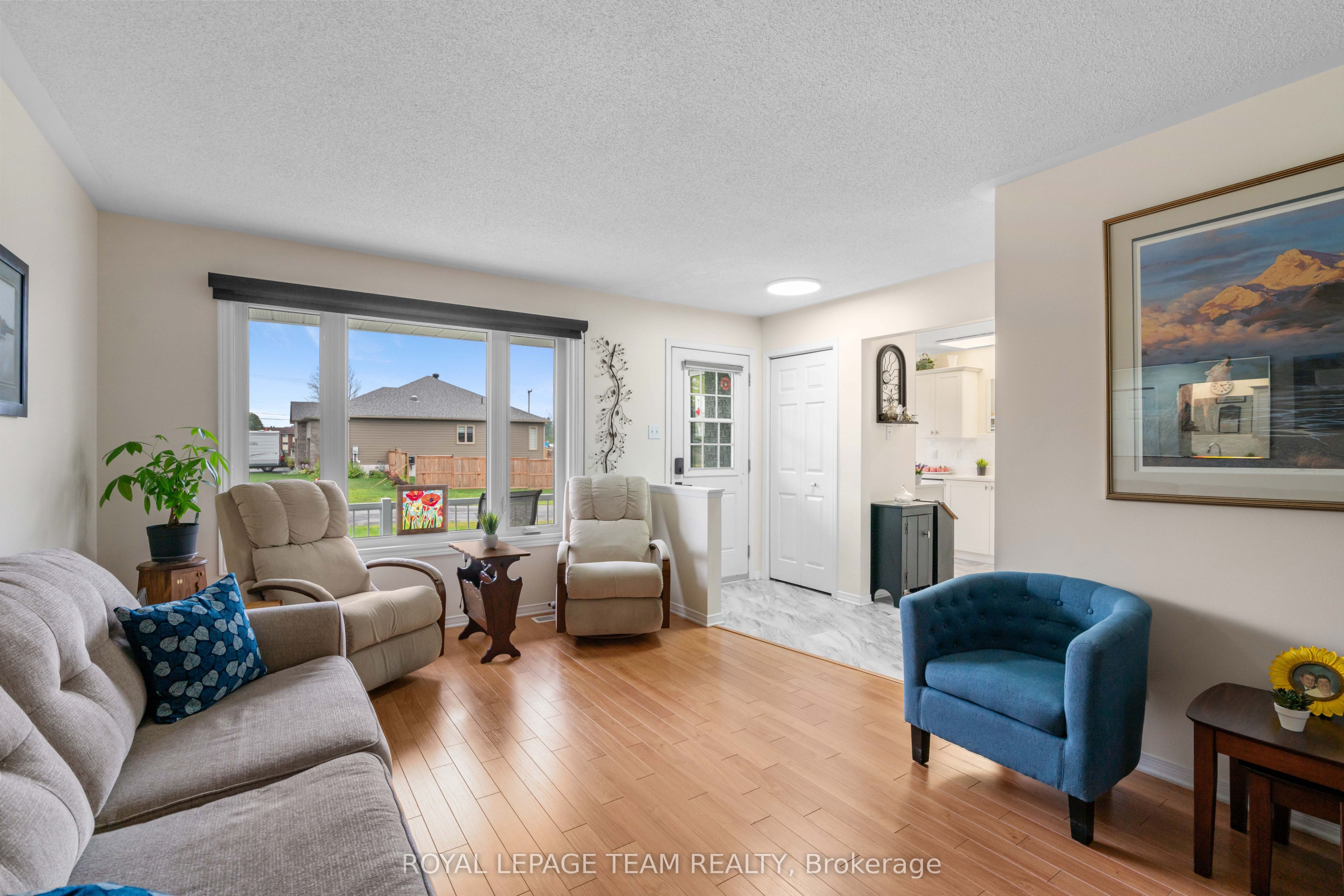 2 Billings Avenue W Property Photo 14