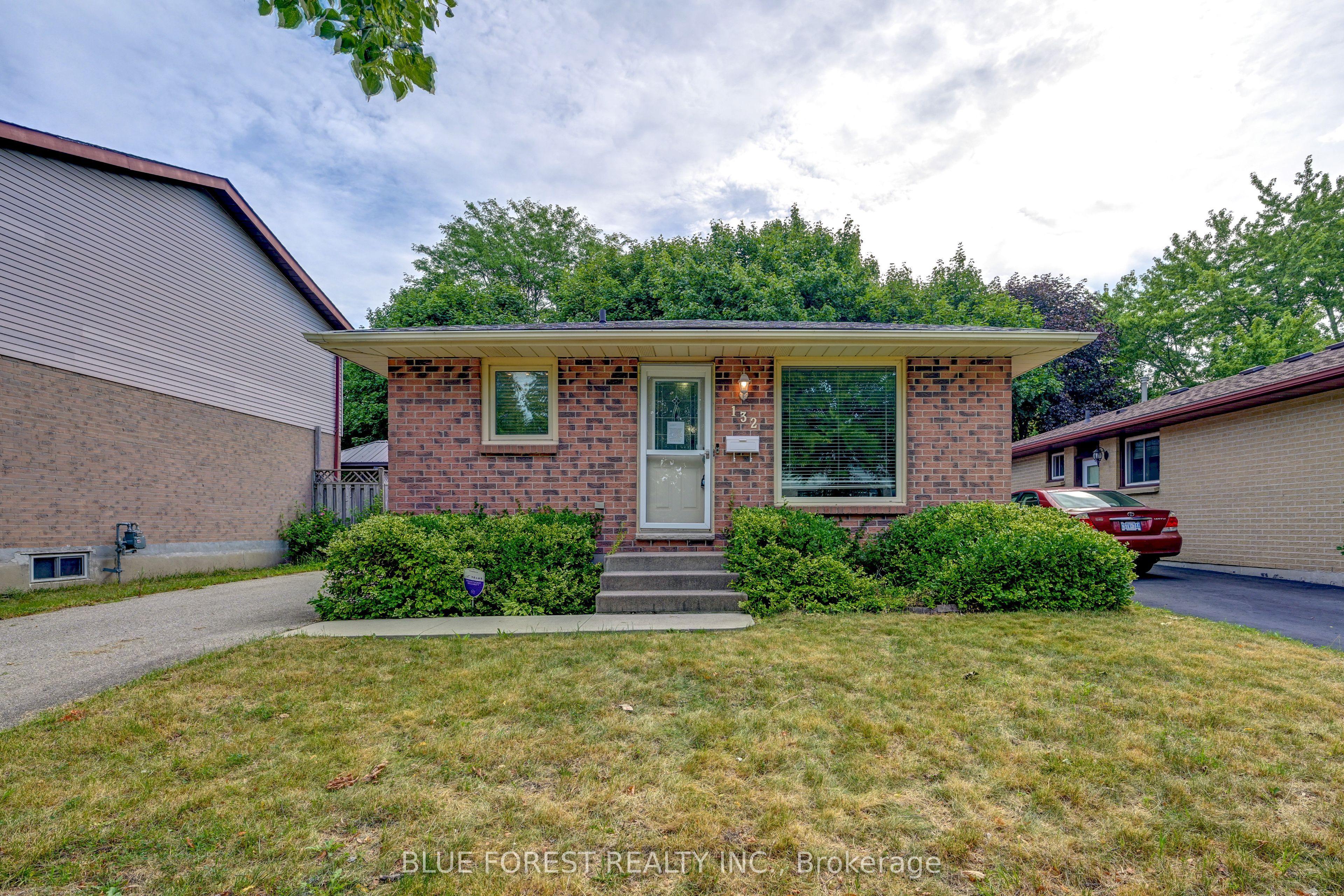 132 Ardsley Crescent Property Photo 3