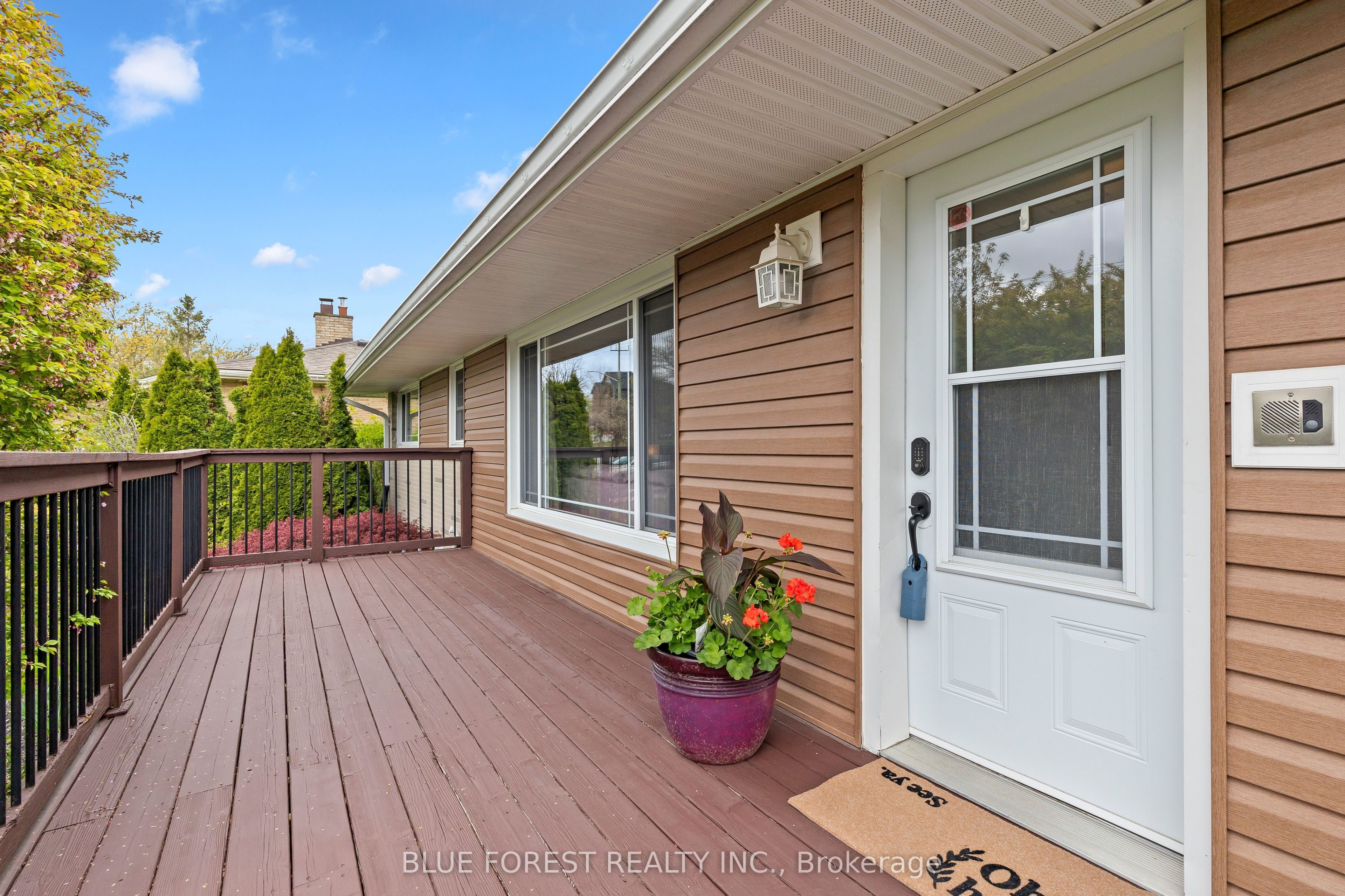 436 Baseline Road E Property Photo 3