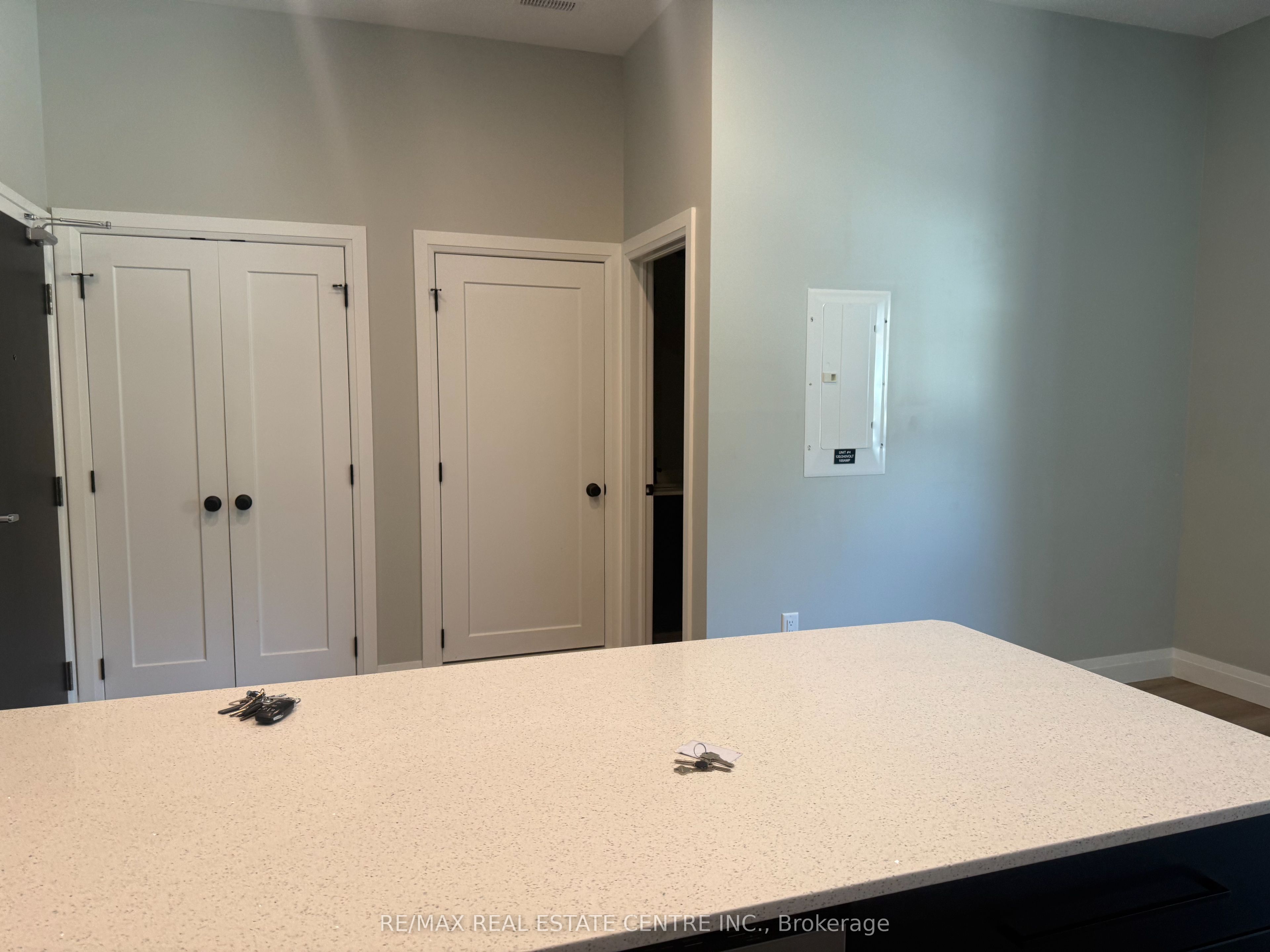 8 Main Street S 4 Property Photo 6