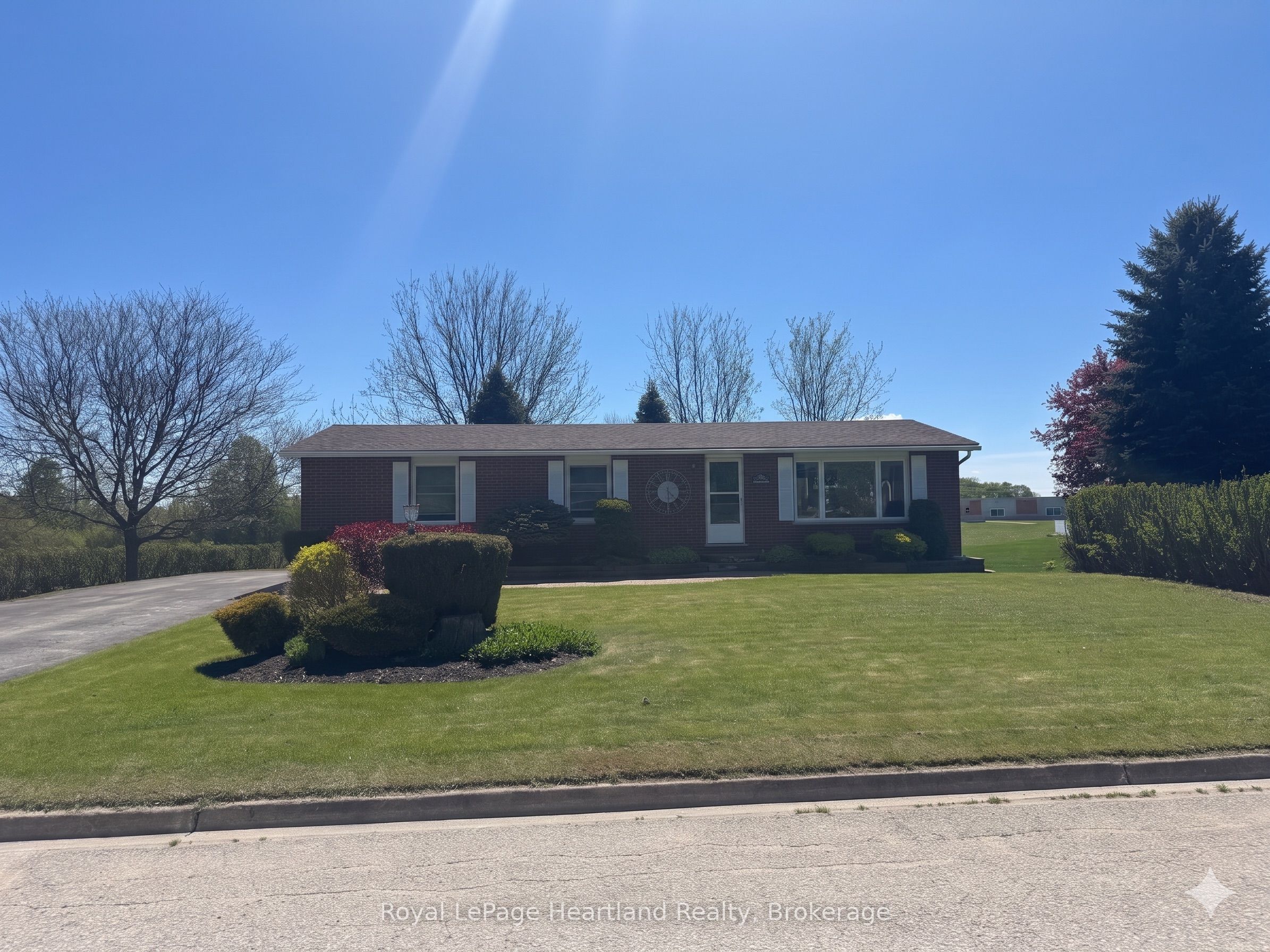 284 Manor Road Property Photo 2