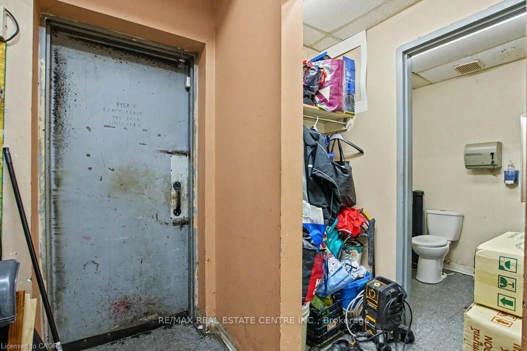 1654 Wilson Street W Property Photo 22