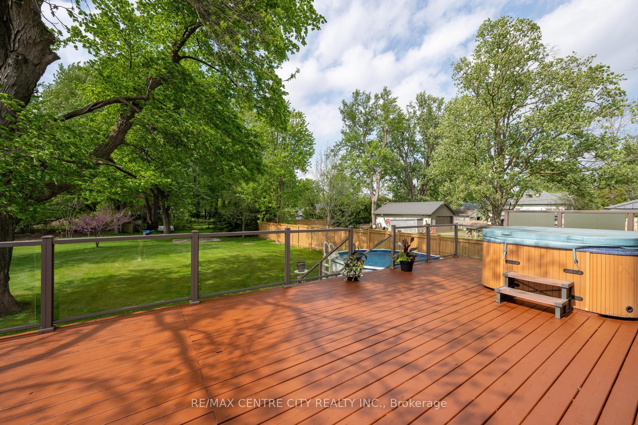 2580 Dundas Street Property Photo 4