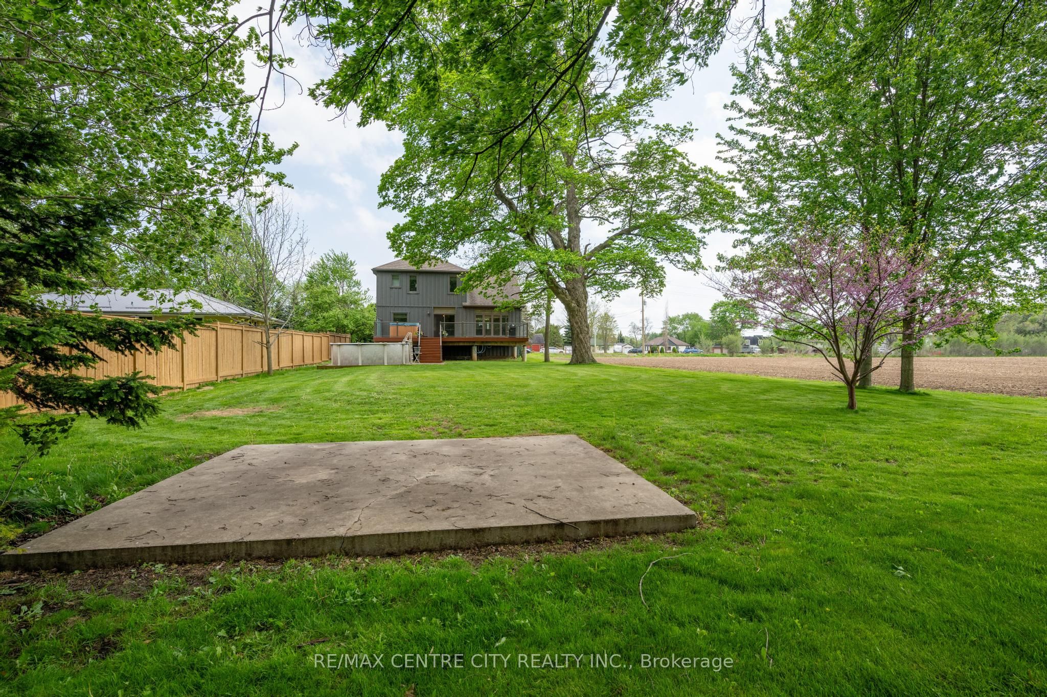 2580 Dundas Street Property Photo 7