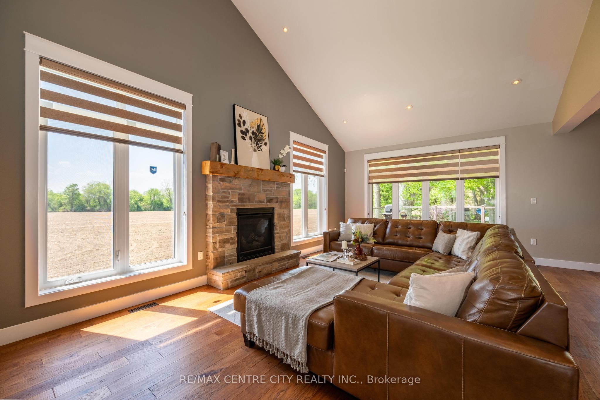 2580 Dundas Street Property Photo 11