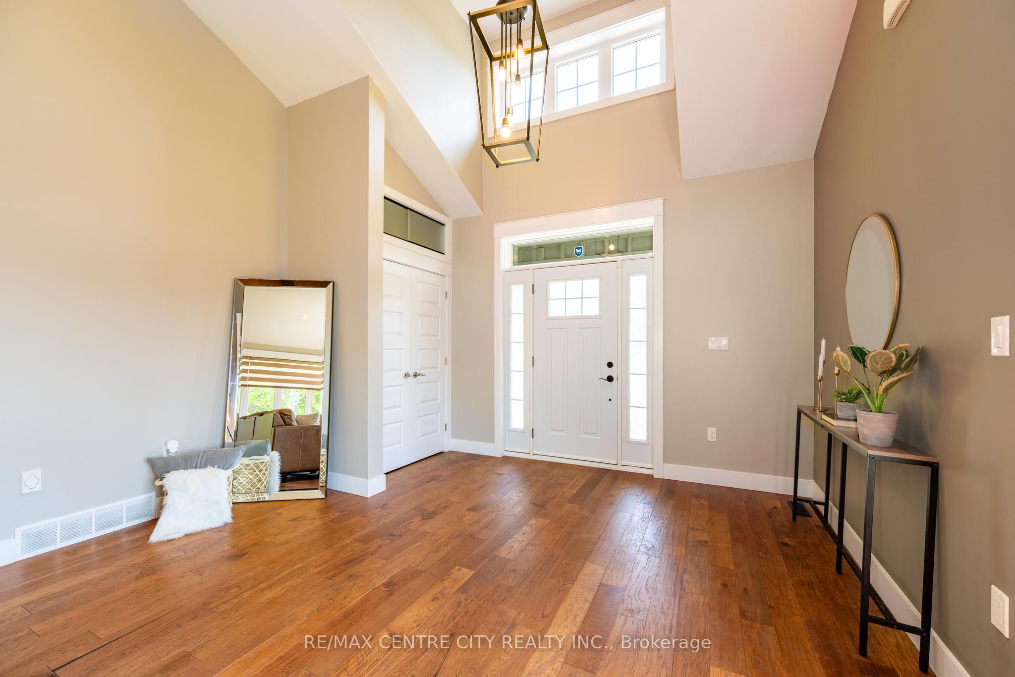 2580 Dundas Street Property Photo 15