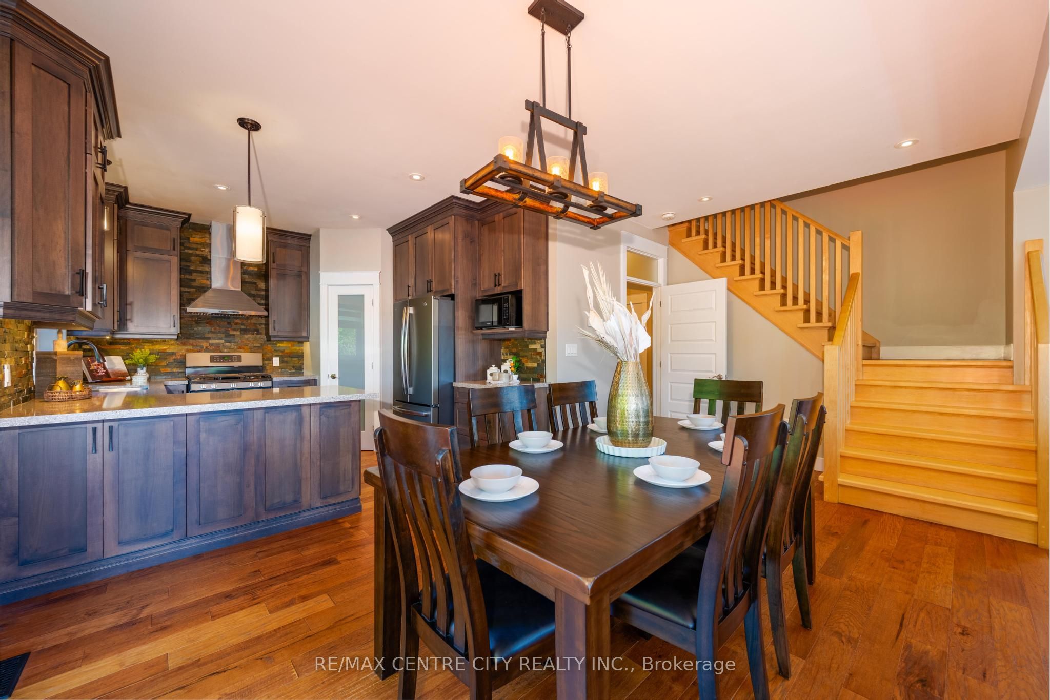 2580 Dundas Street Property Photo 16