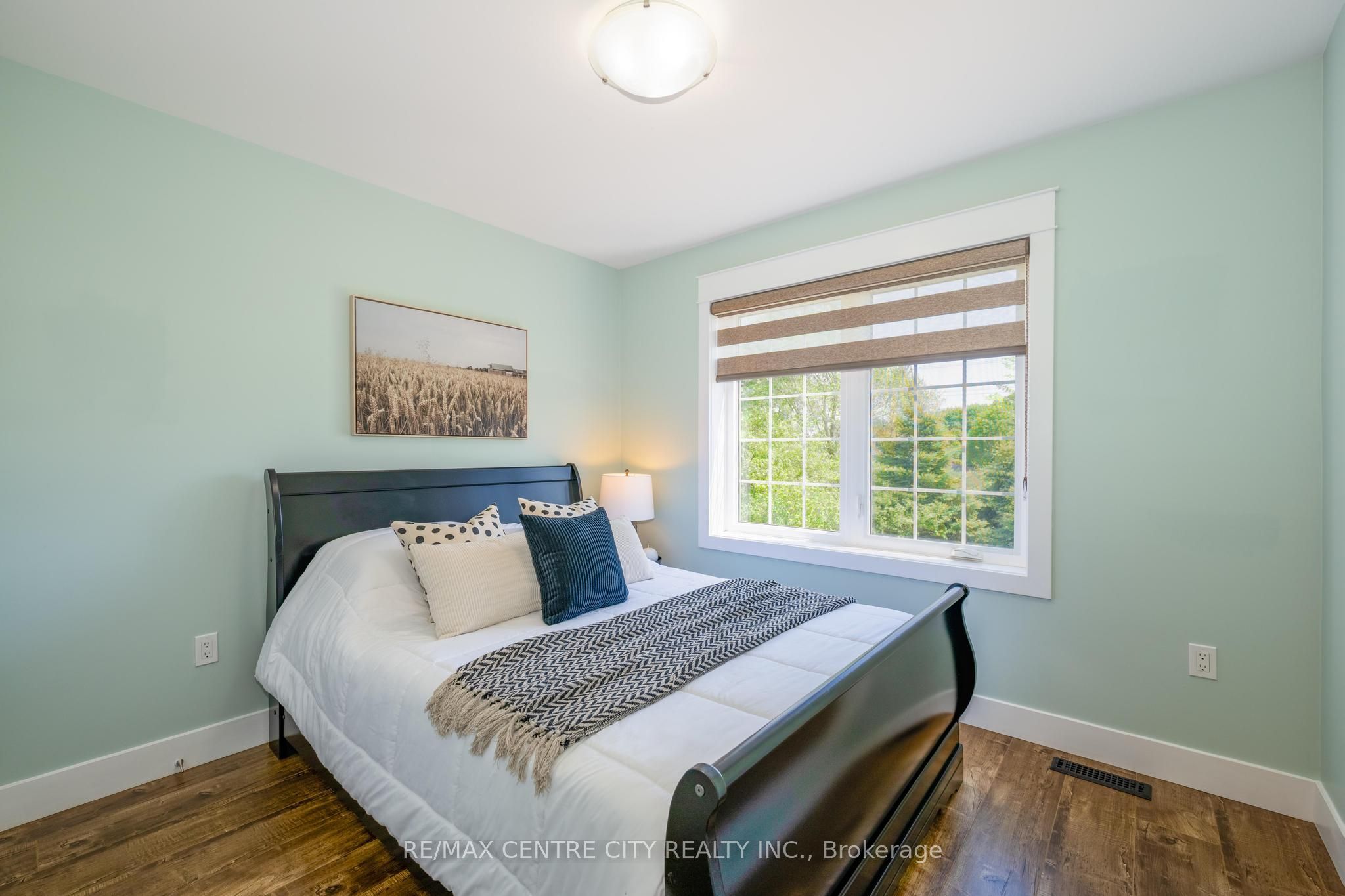 2580 Dundas Street Property Photo 23