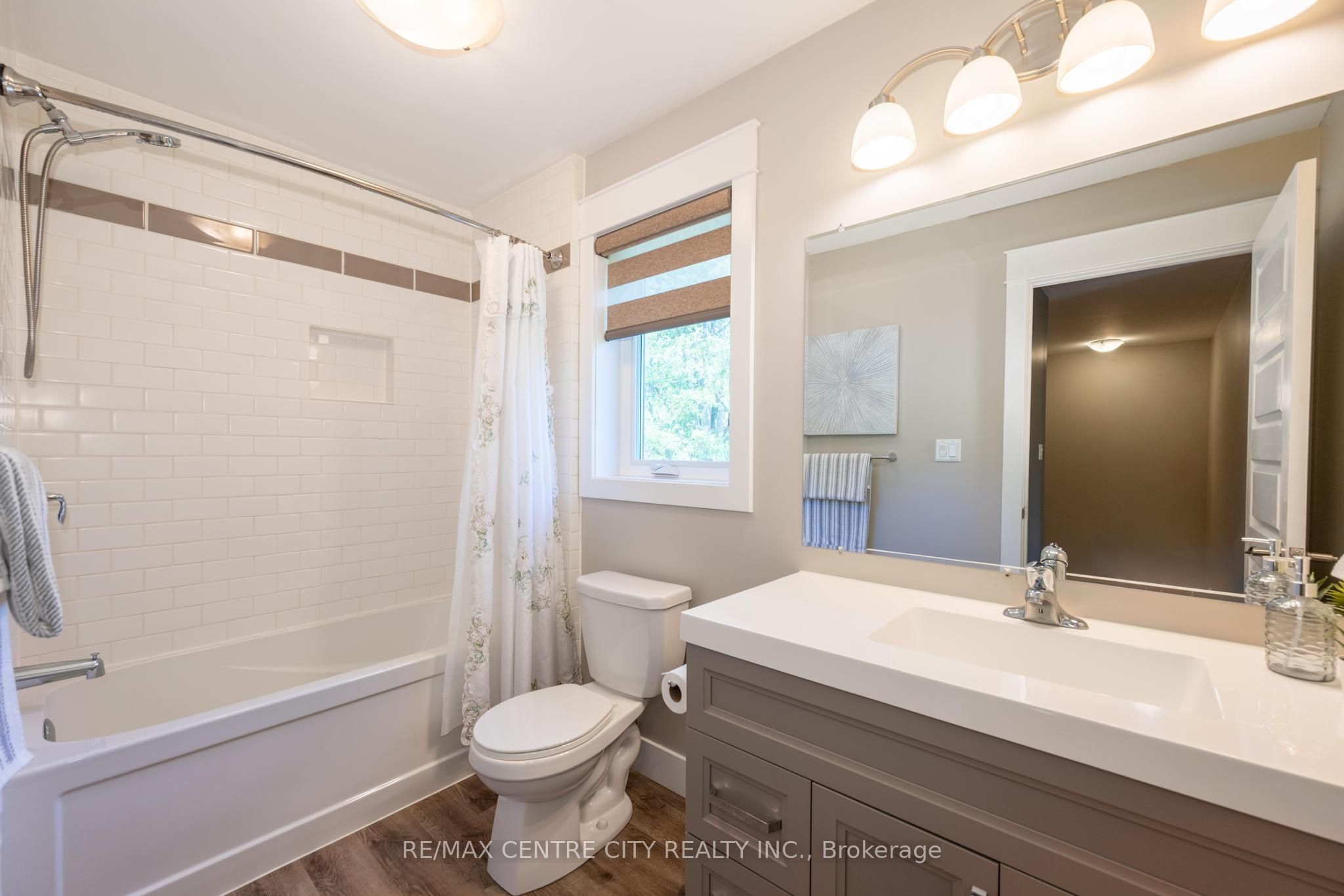2580 Dundas Street Property Photo 25