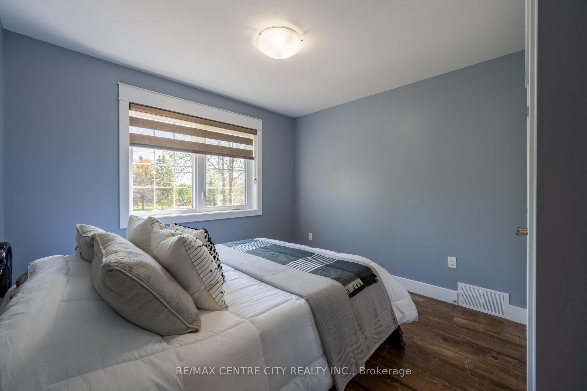 2580 Dundas Street Property Photo 26