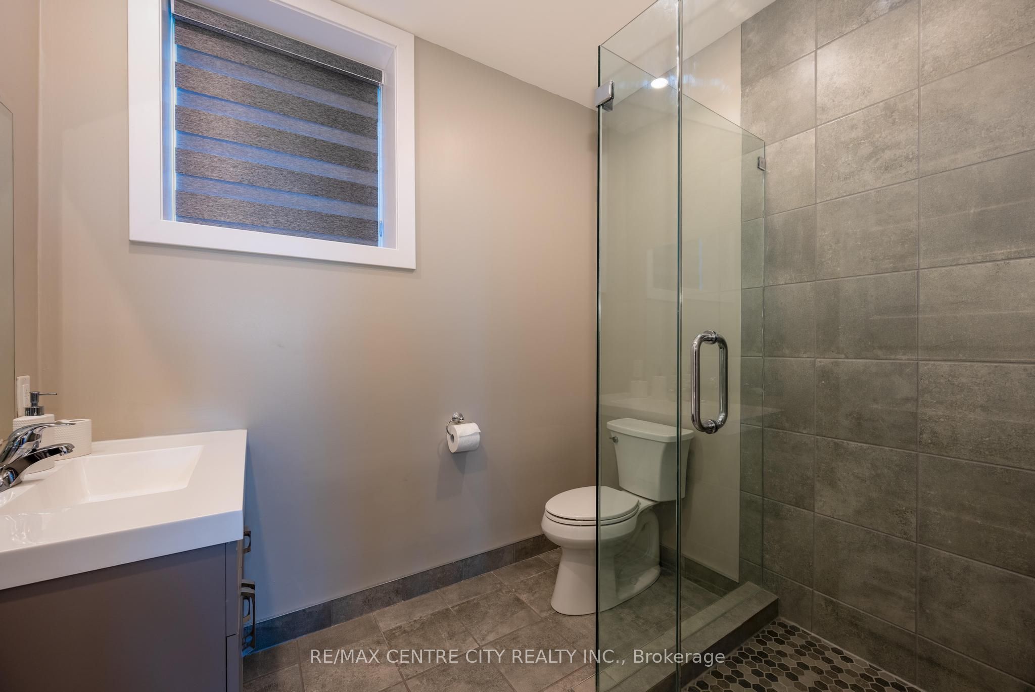 2580 Dundas Street Property Photo 29