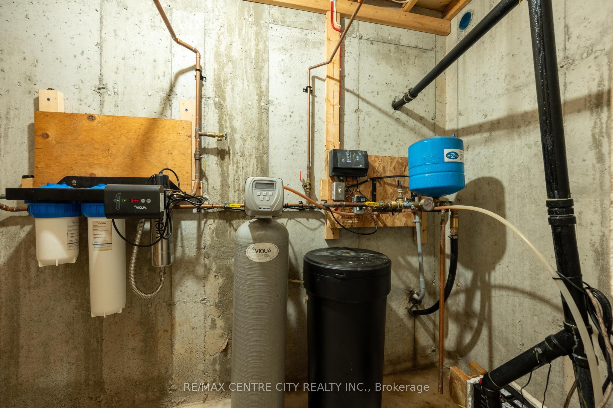 2580 Dundas Street Property Photo 31