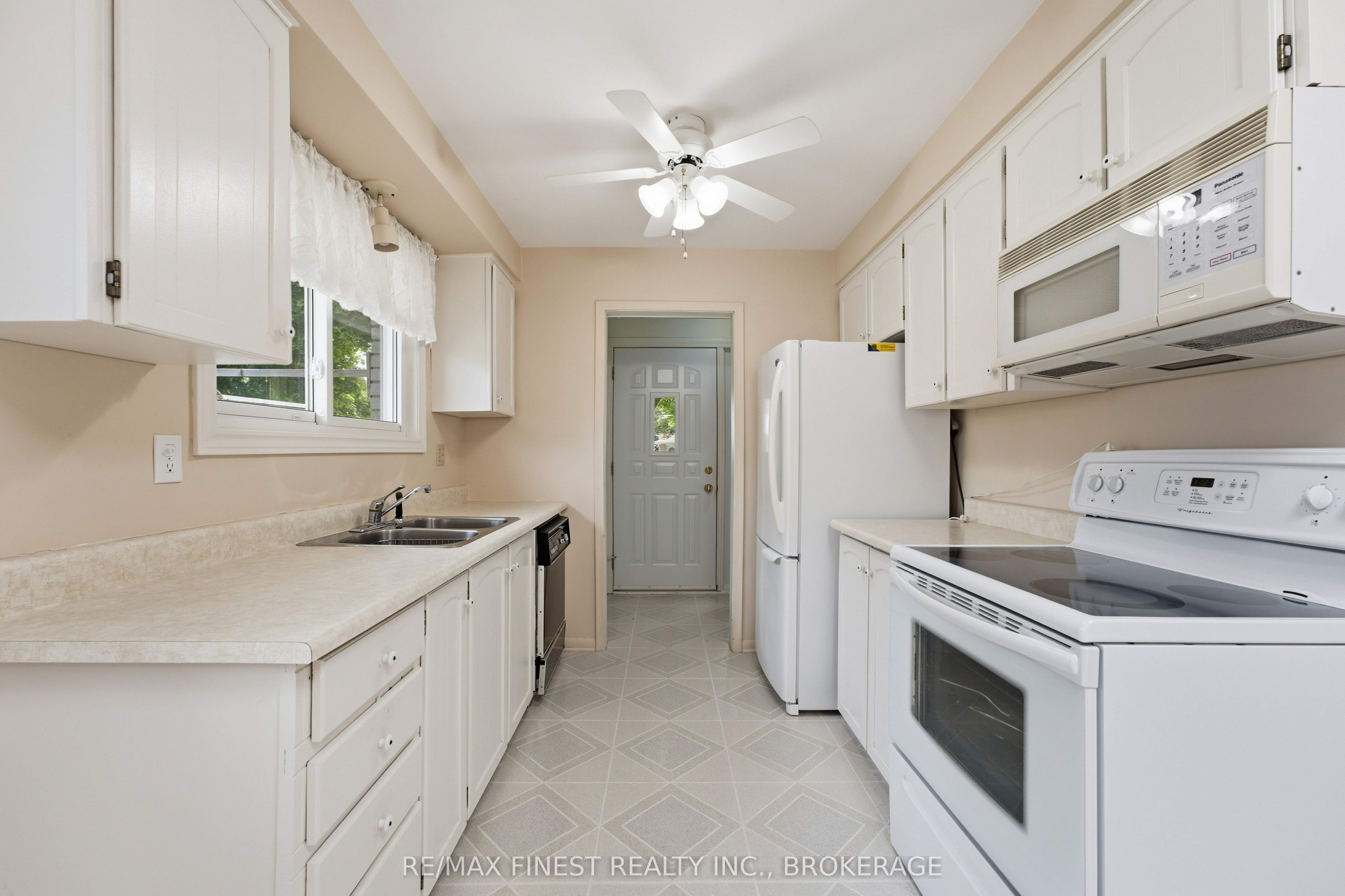 746 Laidlaw Crescent Property Photo 6