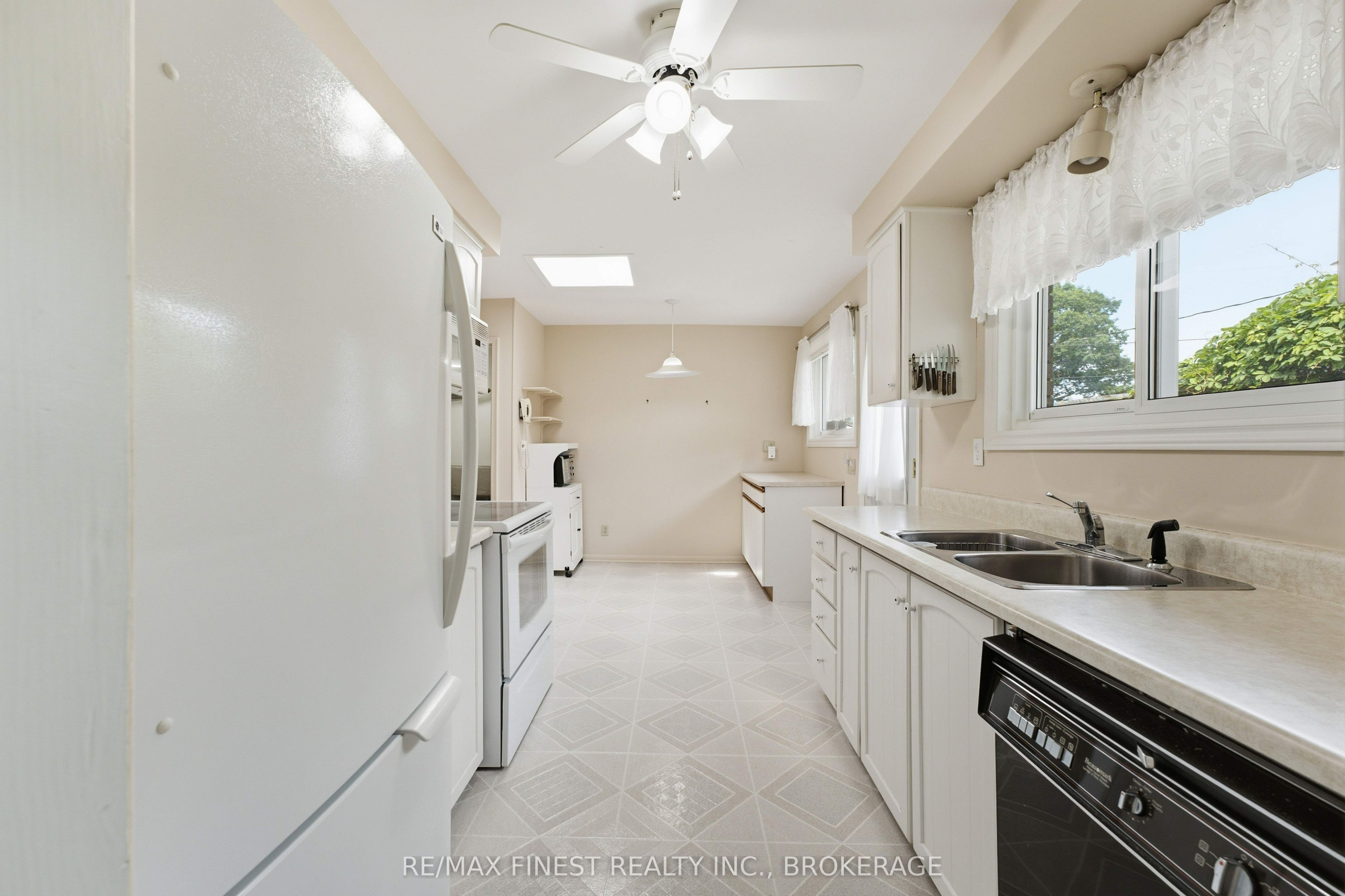 746 Laidlaw Crescent Property Photo 7