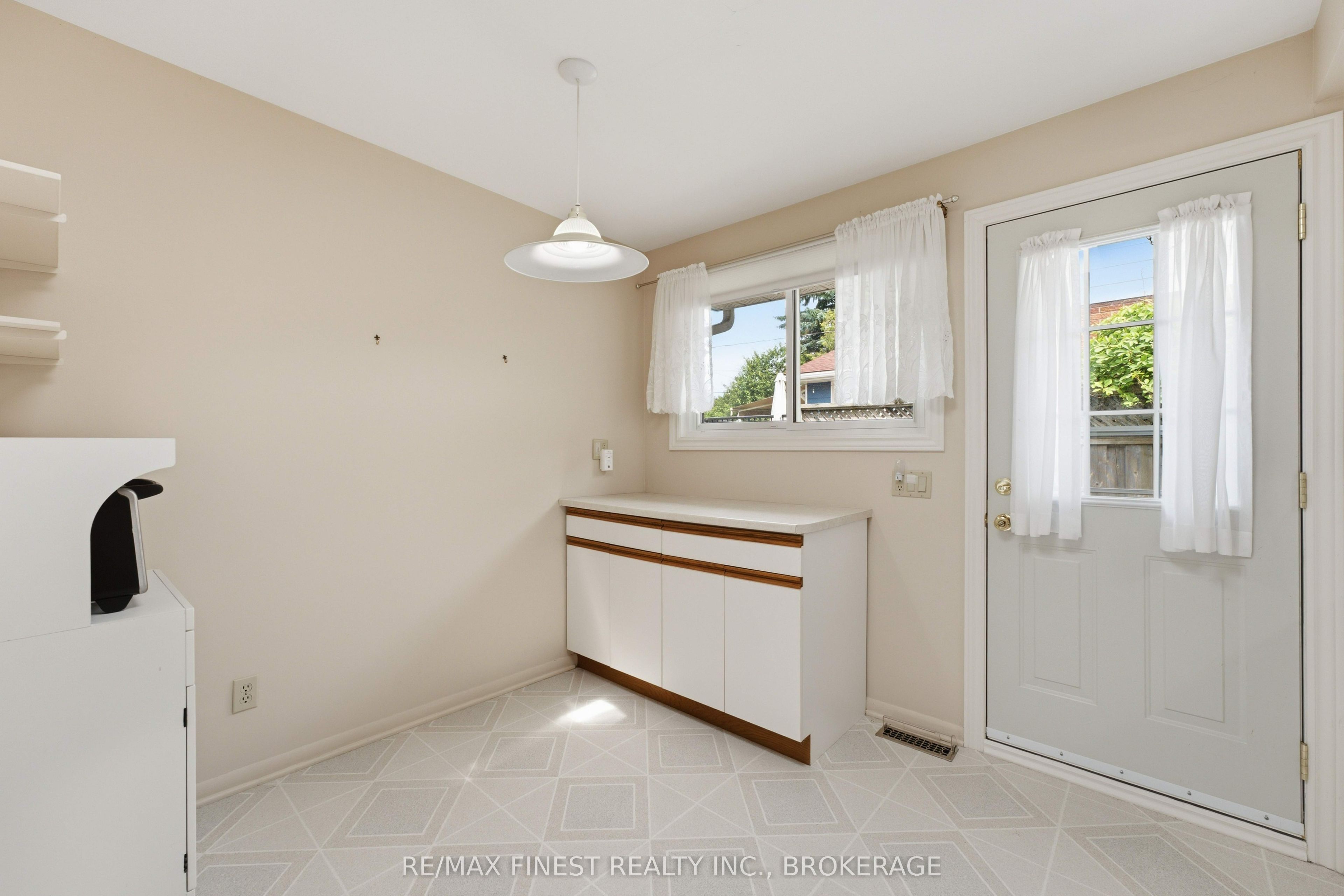 746 Laidlaw Crescent Property Photo 8