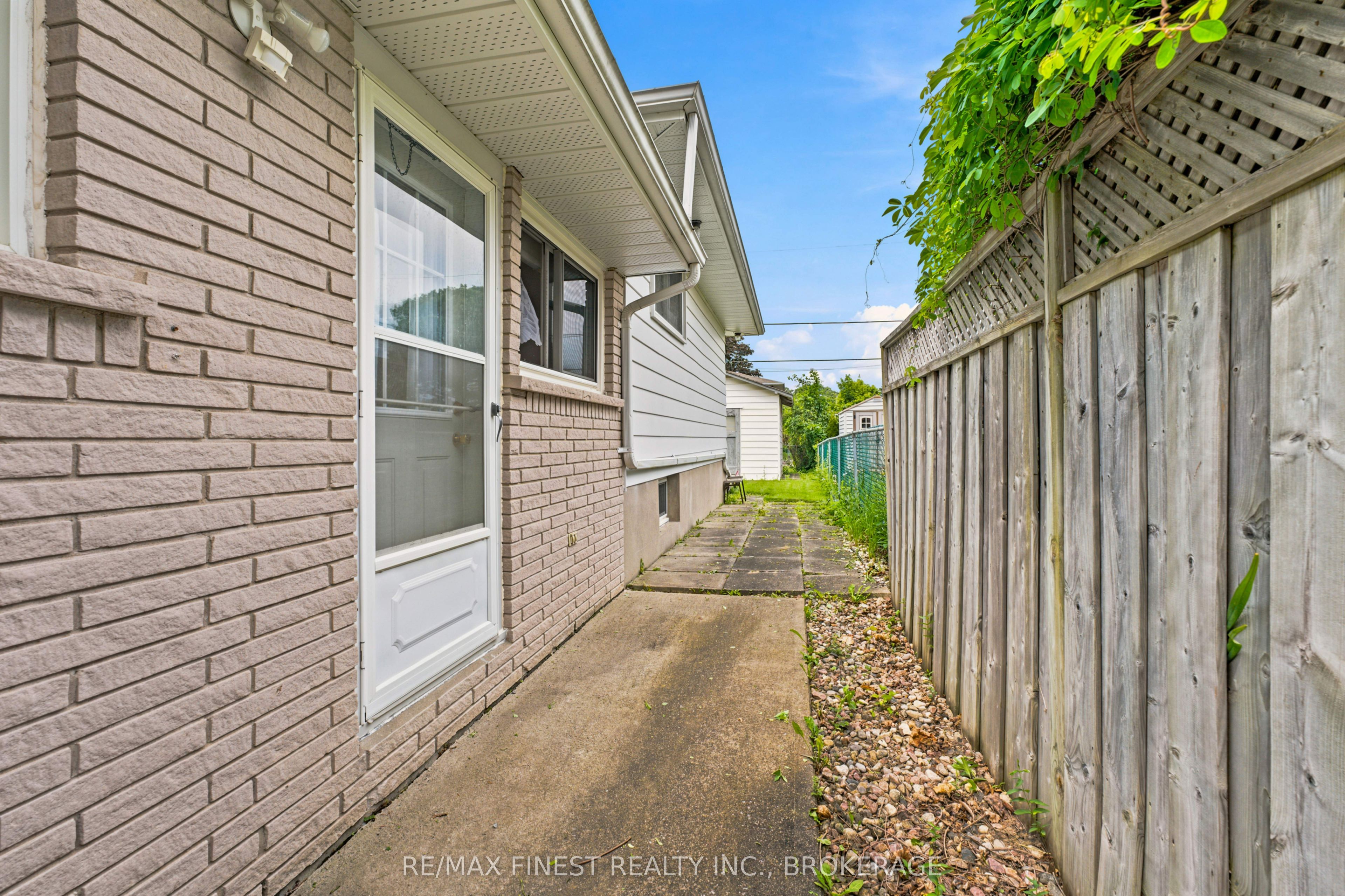 746 Laidlaw Crescent Property Photo 36