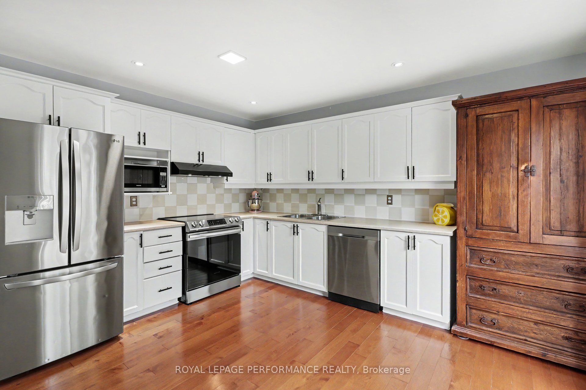 6020 Longleaf Drive Property Photo 8