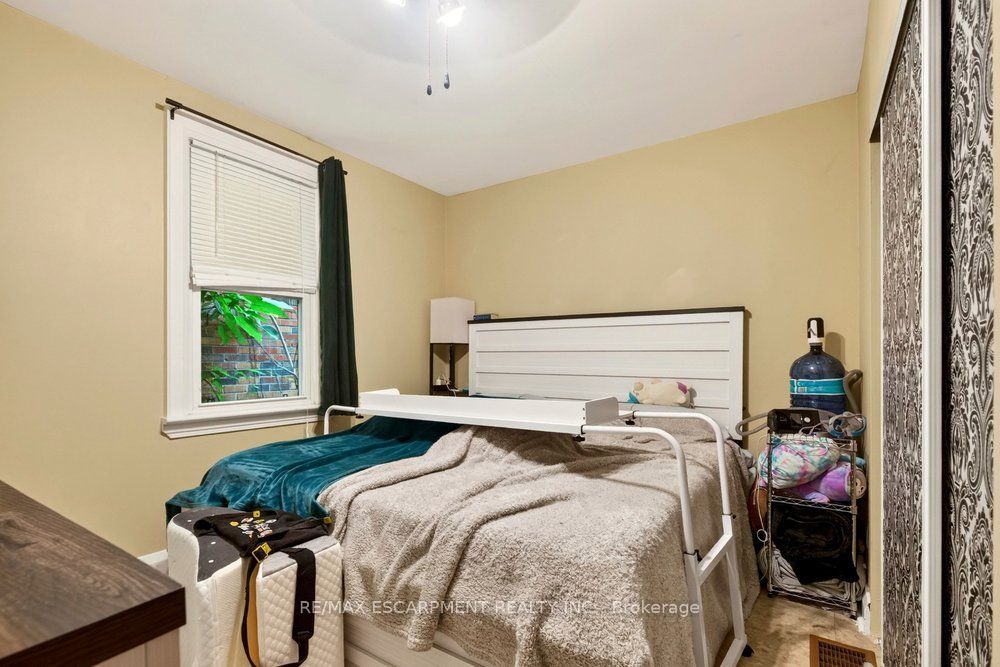 66 Queen Street S Front Property Photo 9