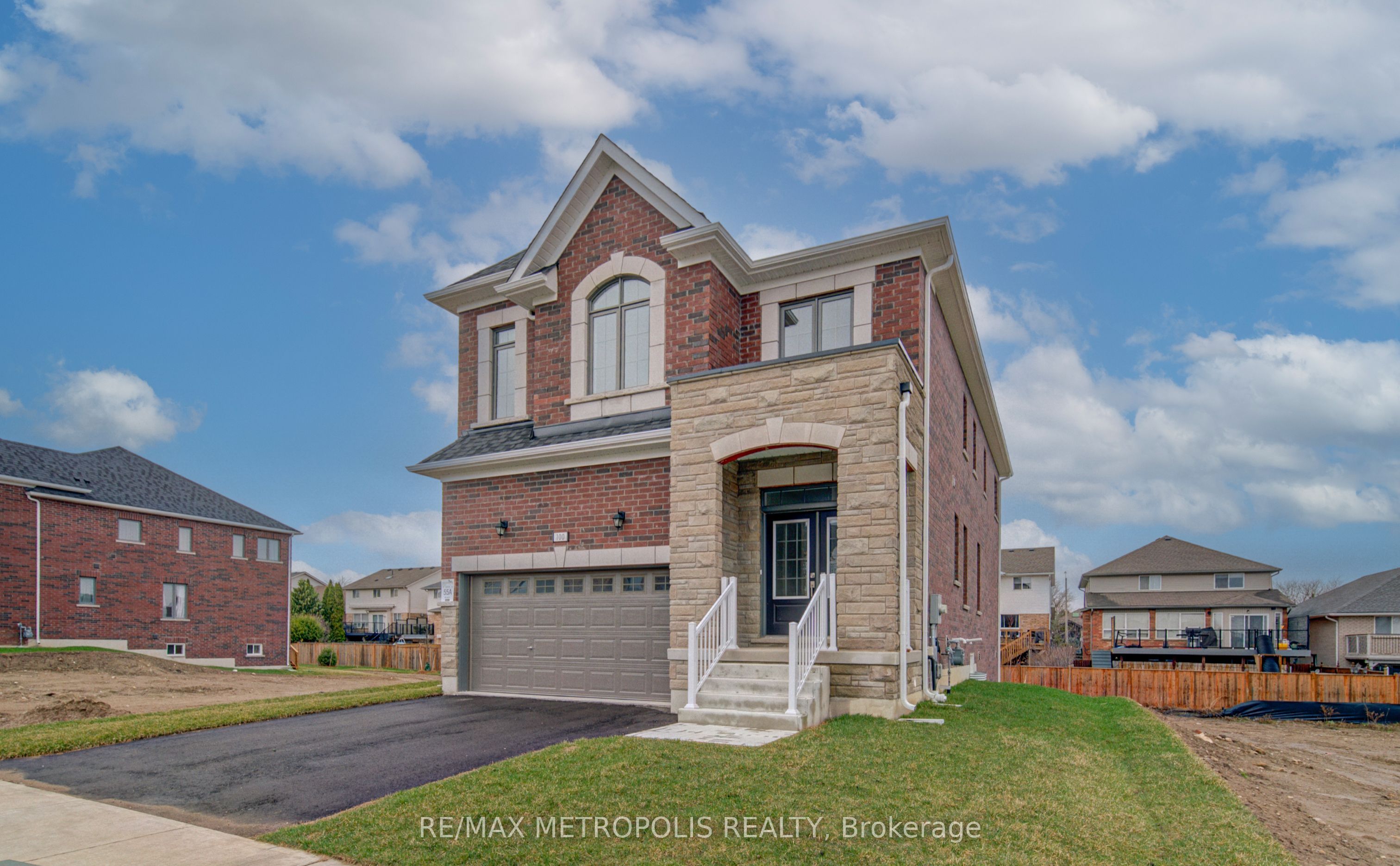 100 Moss Drive Property Photo 2