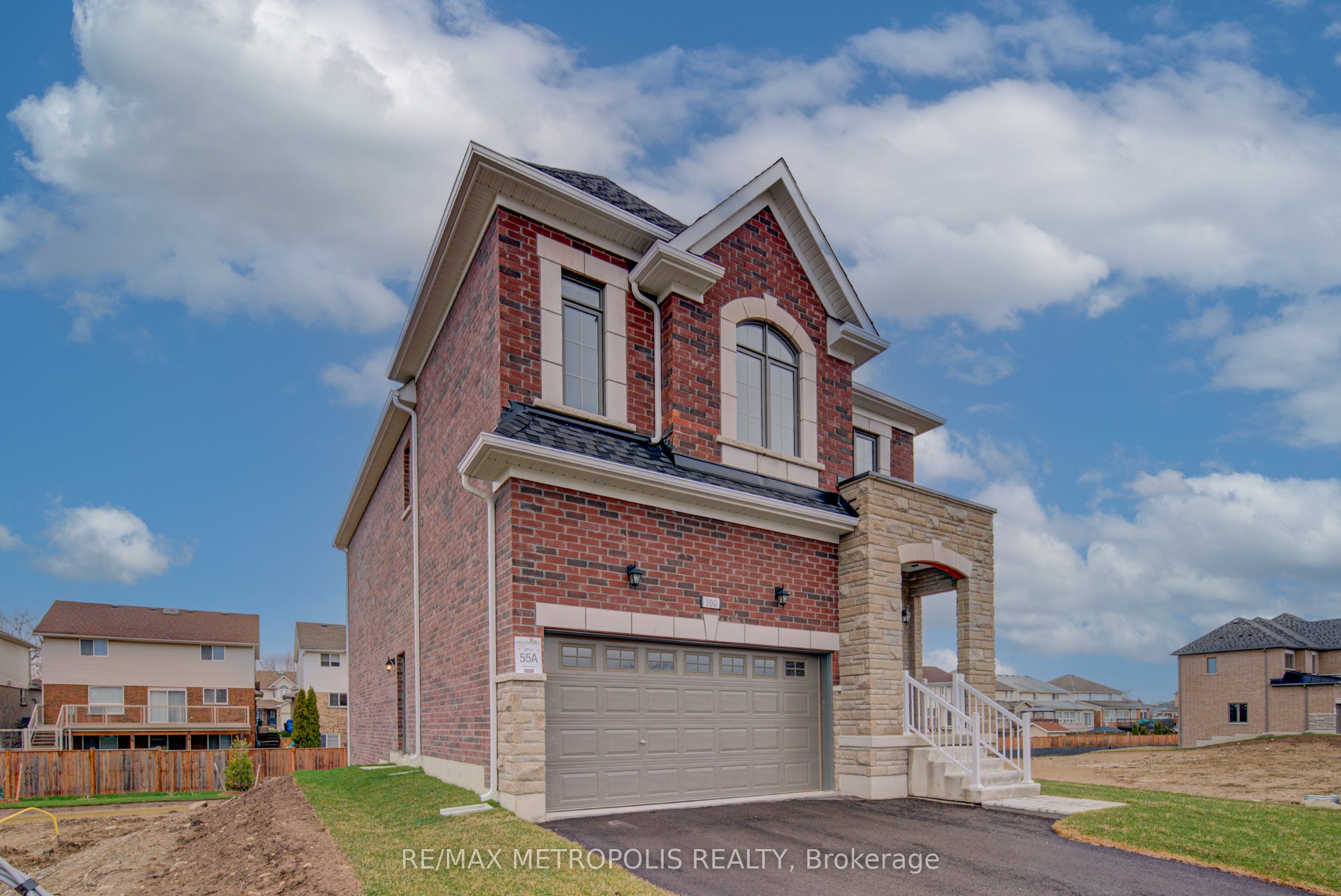 100 Moss Drive Property Photo 3