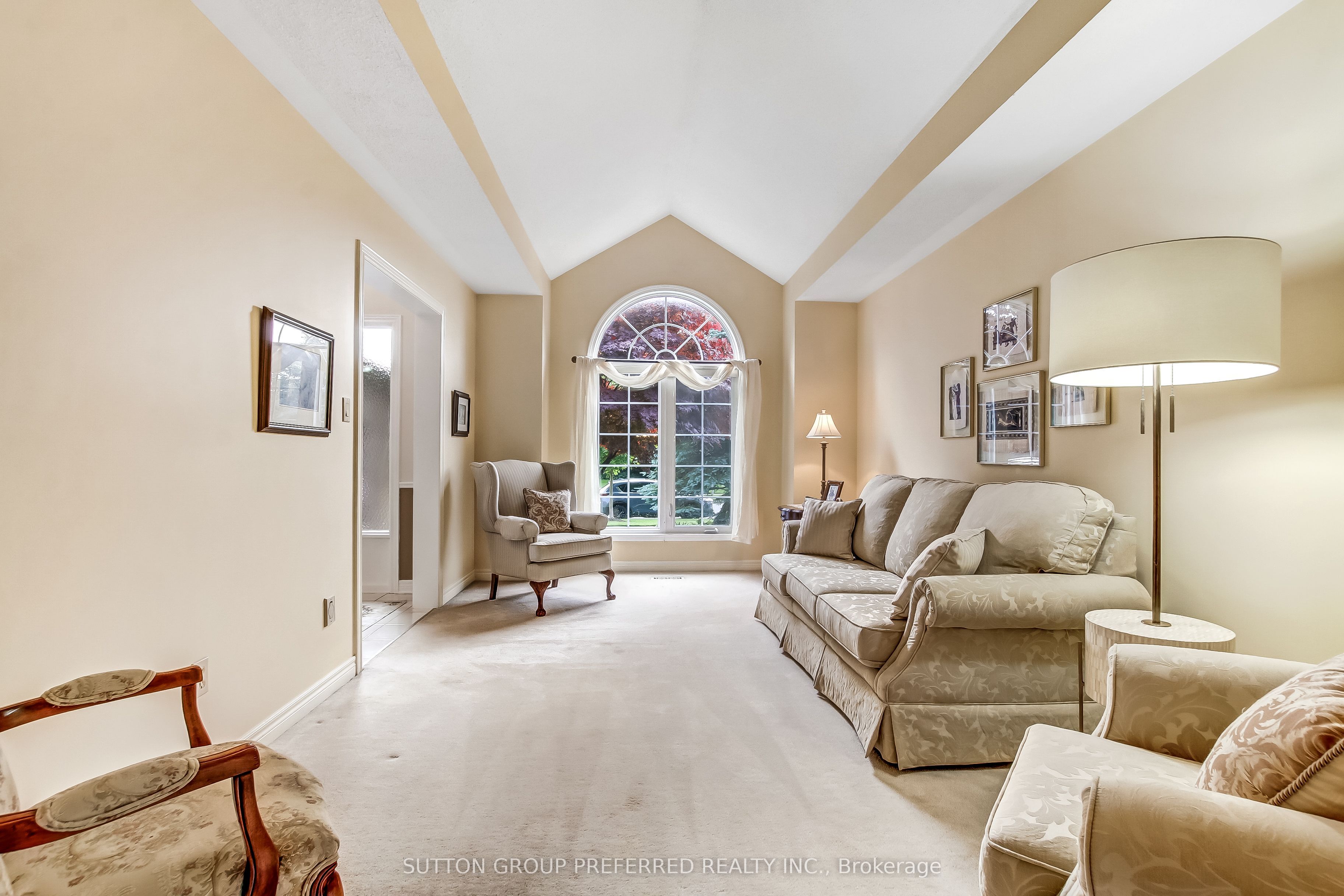 462 Ambleside Drive Property Photo 8