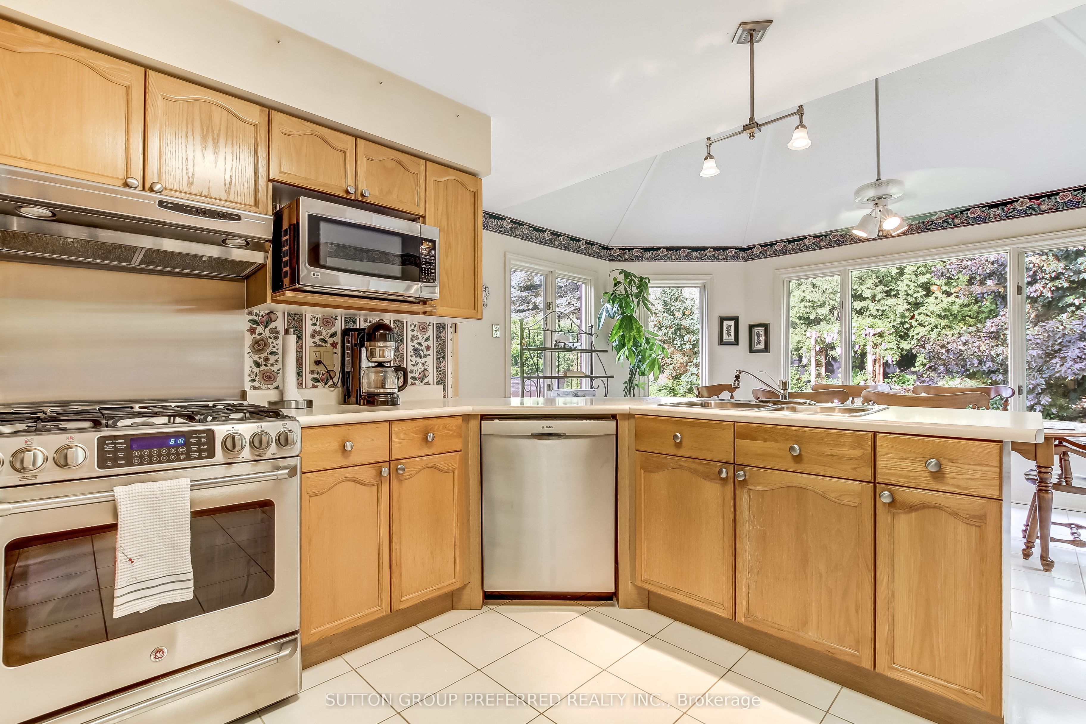 462 Ambleside Drive Property Photo 12