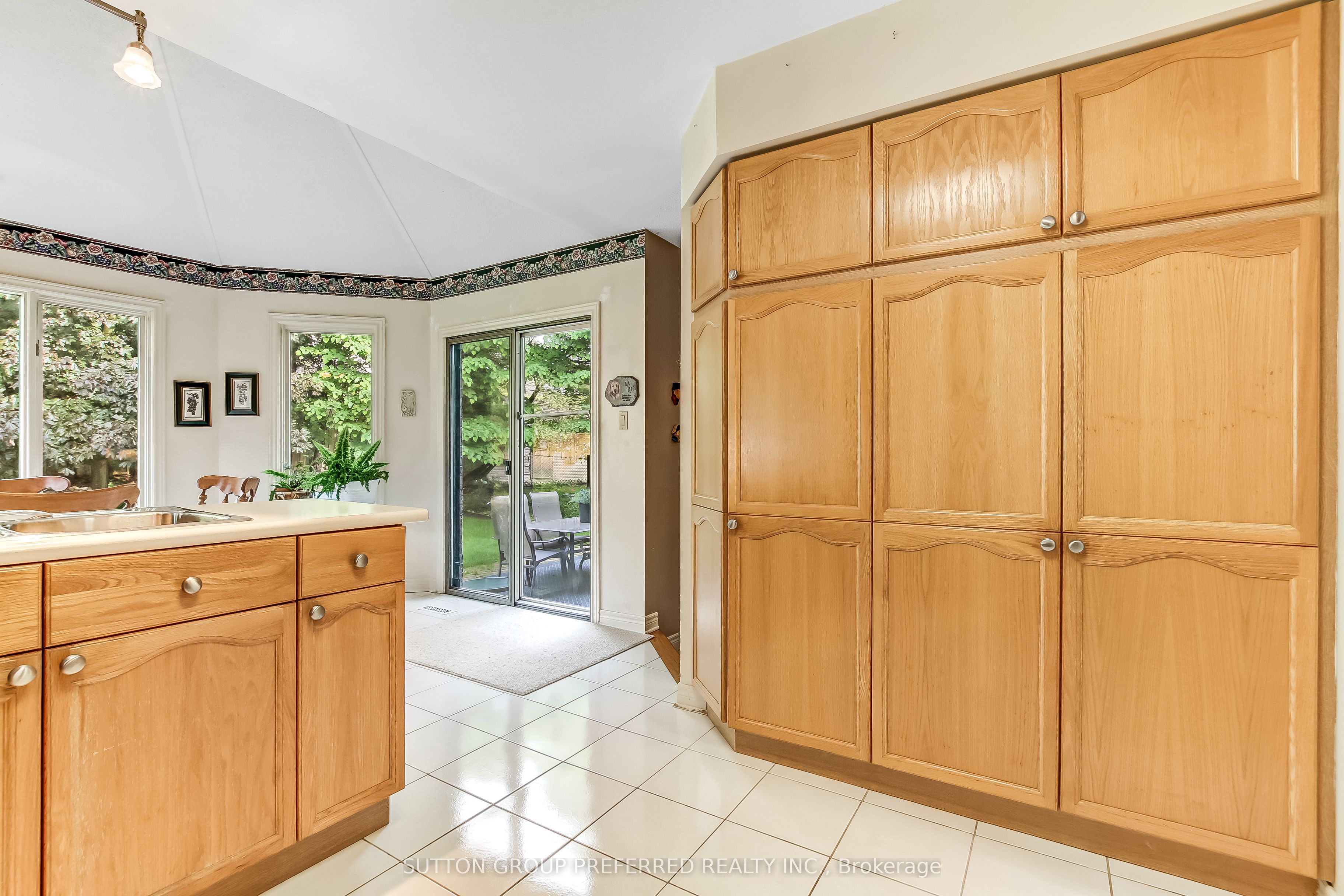 462 Ambleside Drive Property Photo 13