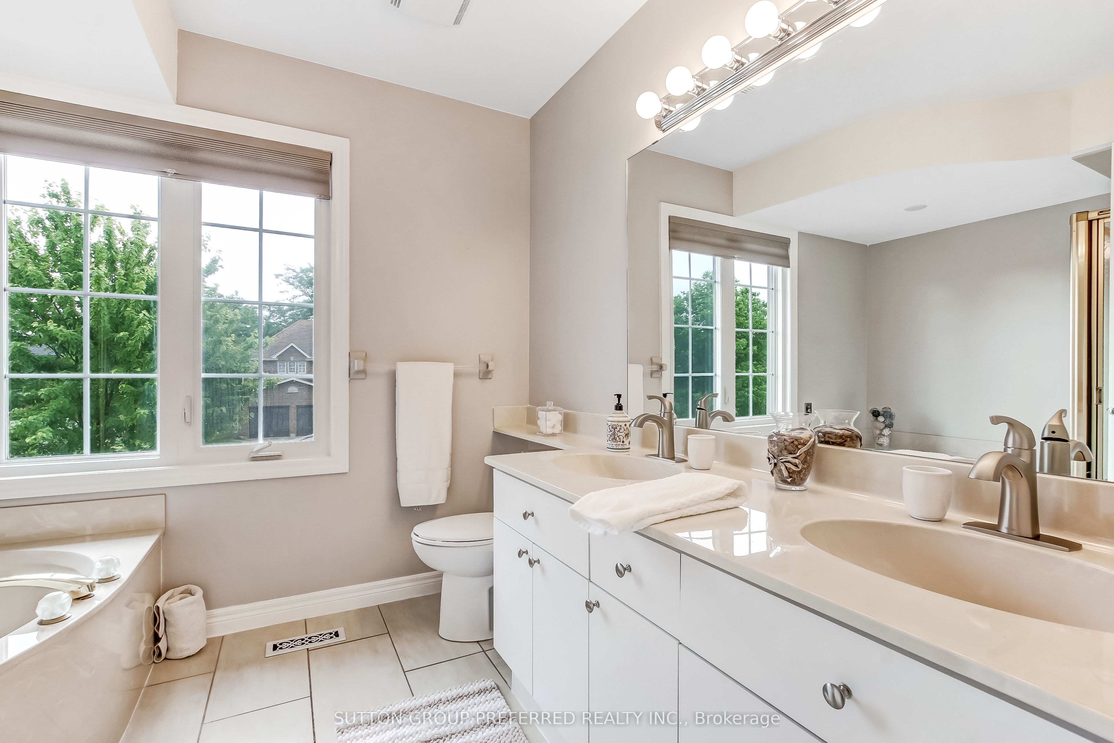 462 Ambleside Drive Property Photo 22