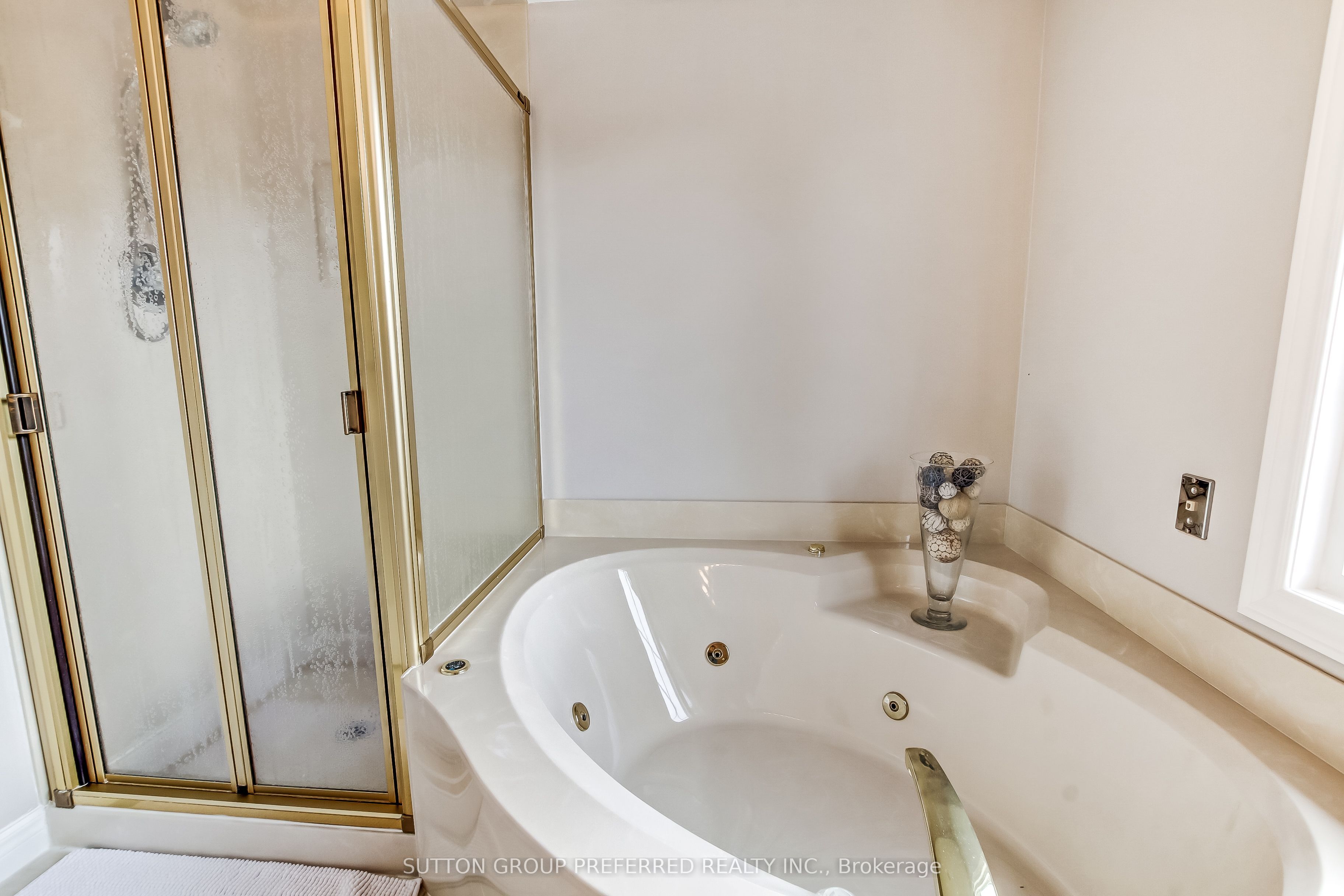 462 Ambleside Drive Property Photo 23