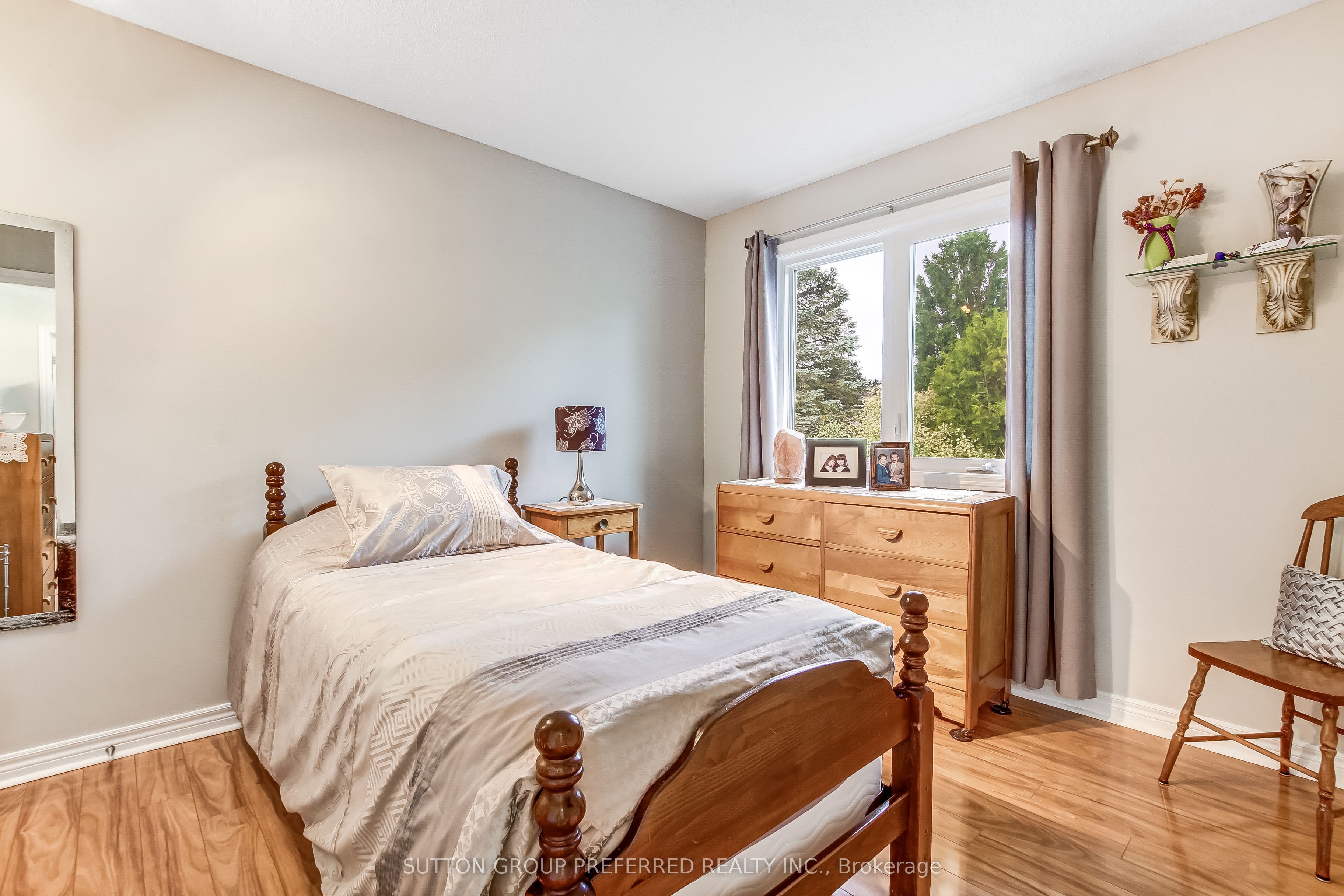 462 Ambleside Drive Property Photo 25