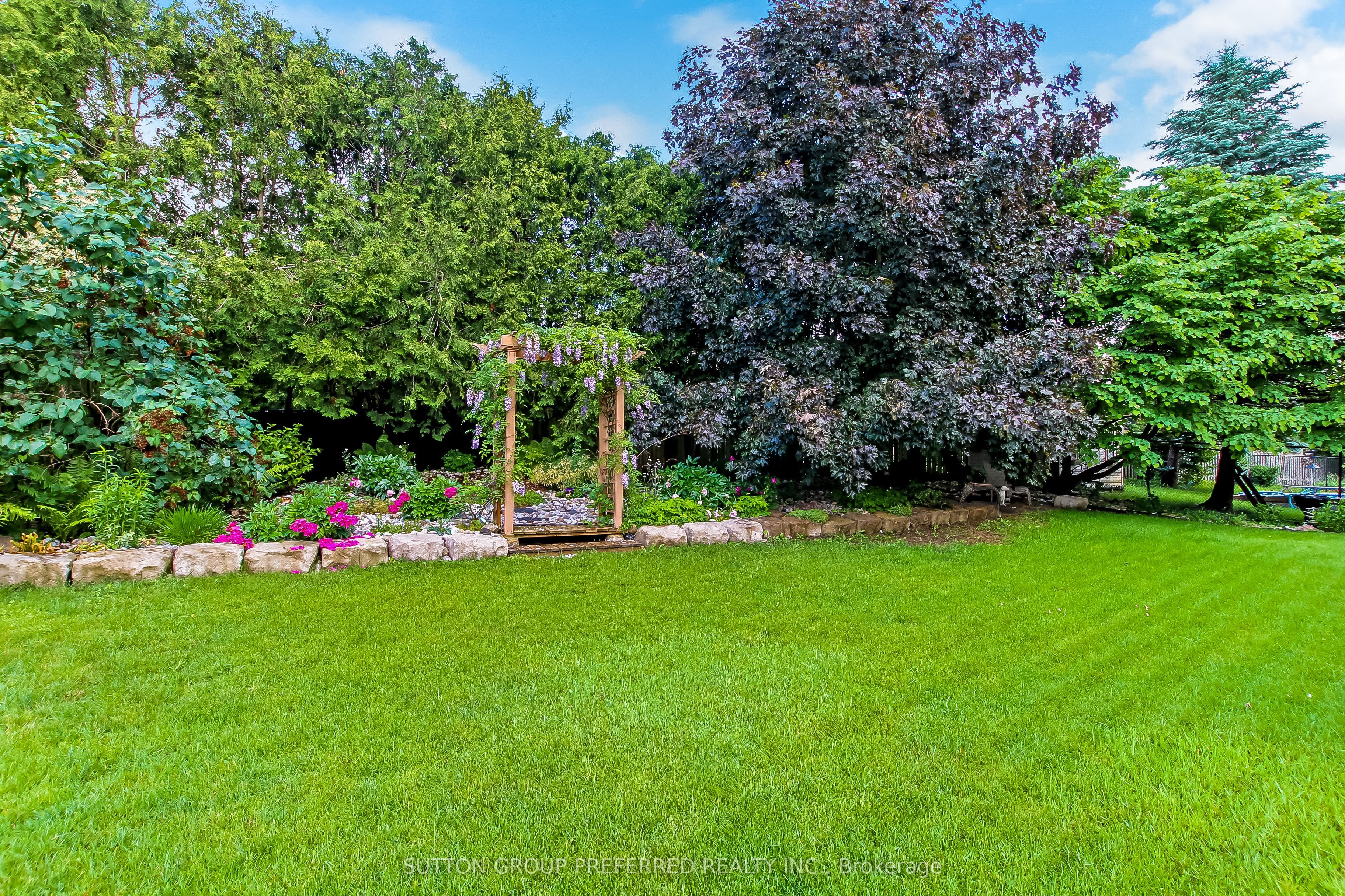 462 Ambleside Drive Property Photo 39