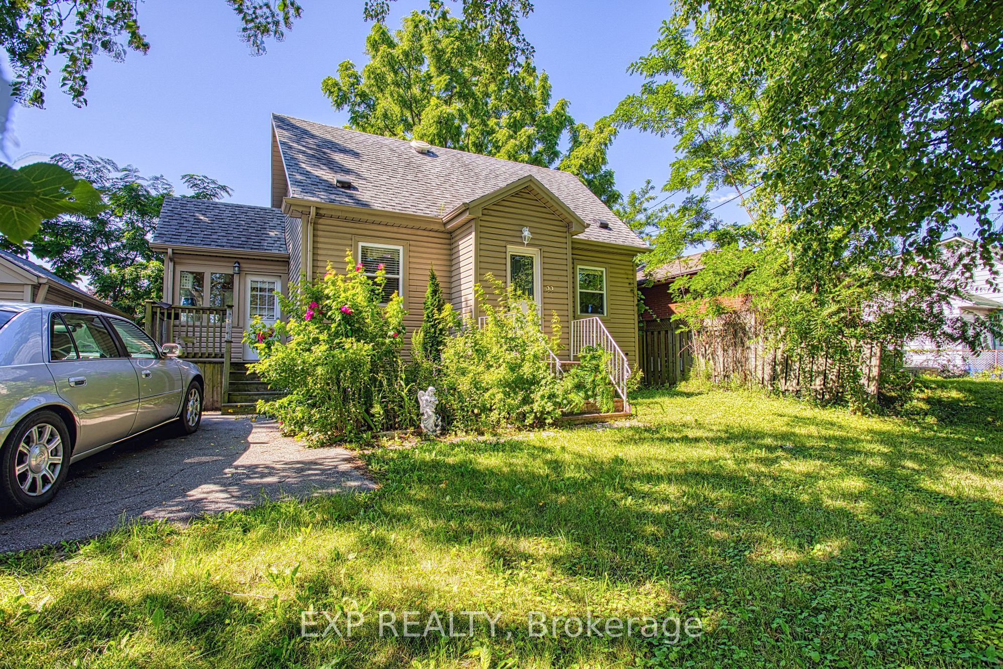 99 Mohawk Road W Property Photo 2