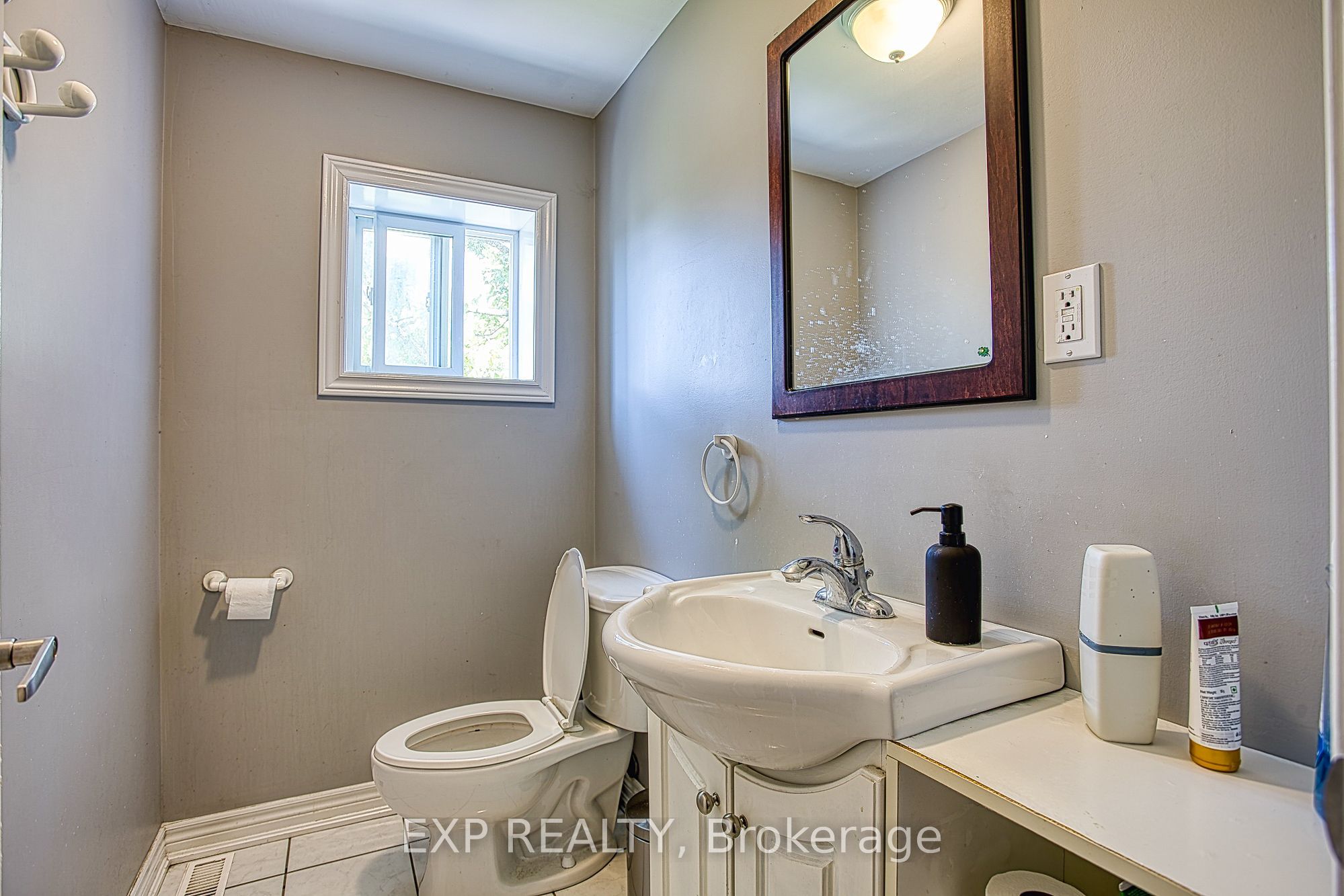 99 Mohawk Road W Property Photo 11