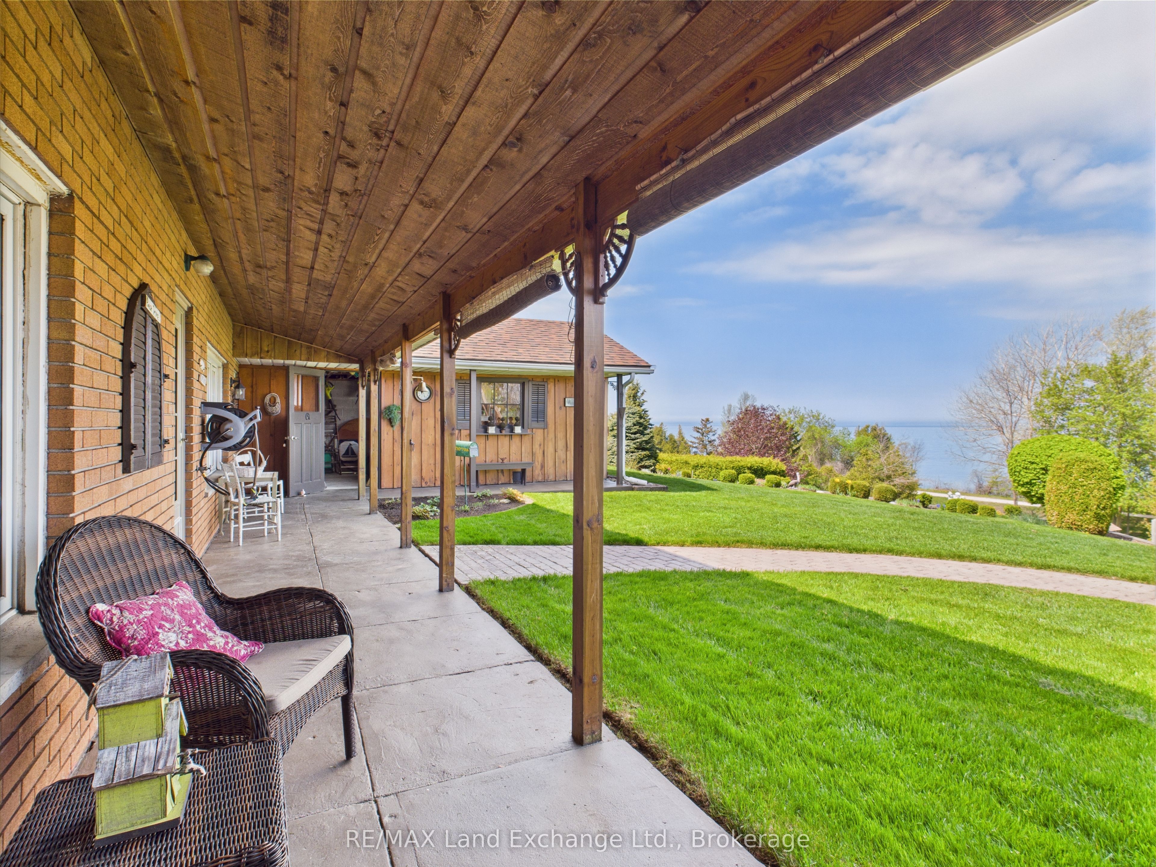 422 Penetangore Row Property Photo 7