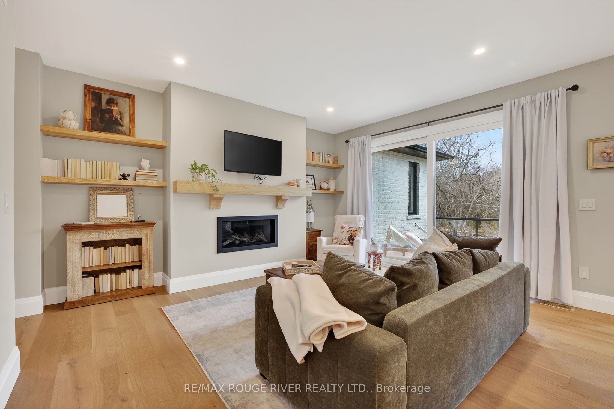 4 - 1000 D'arcy Street Property Photo 7