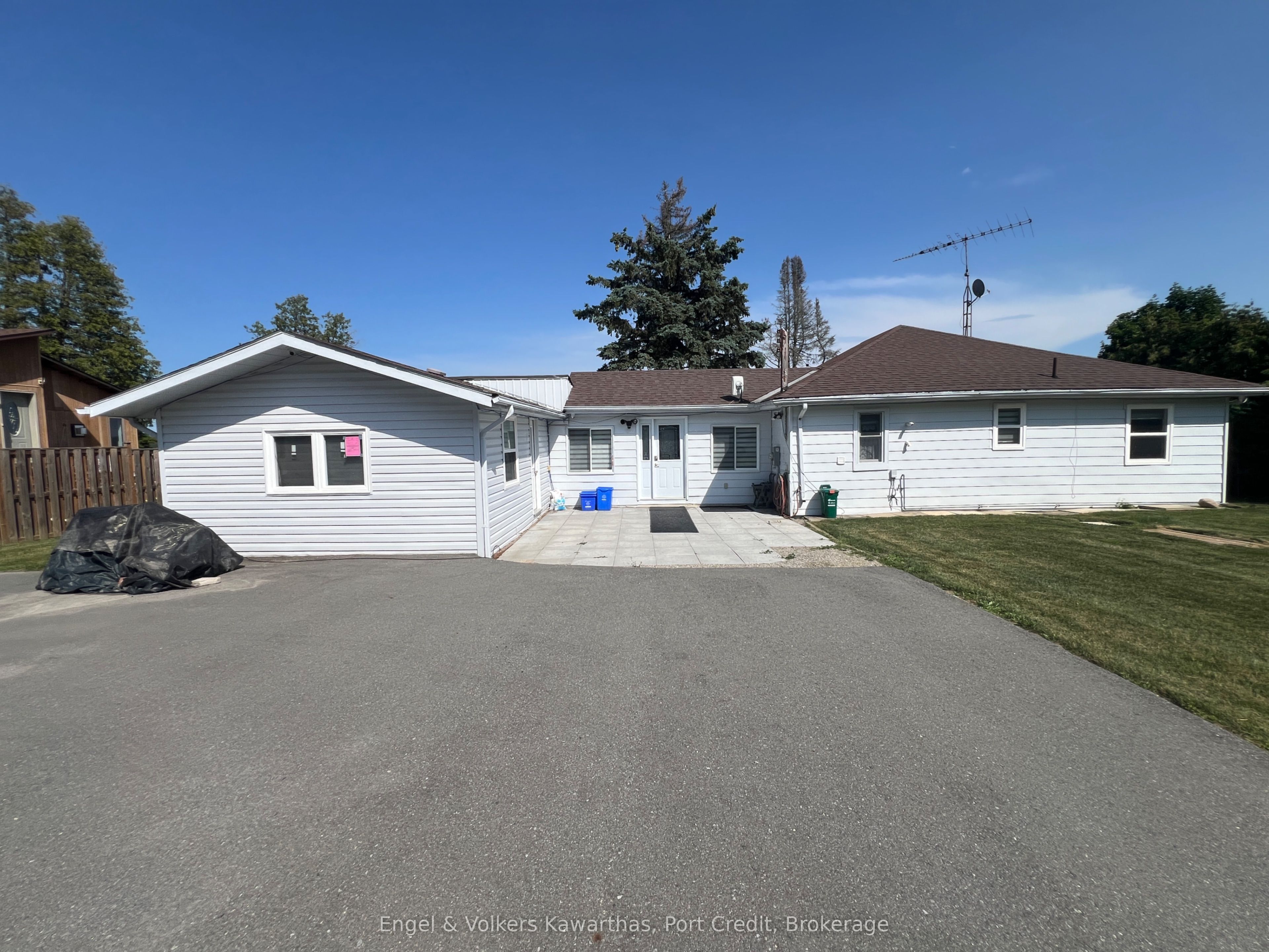 1161 Connaught Drive Property Photo 4