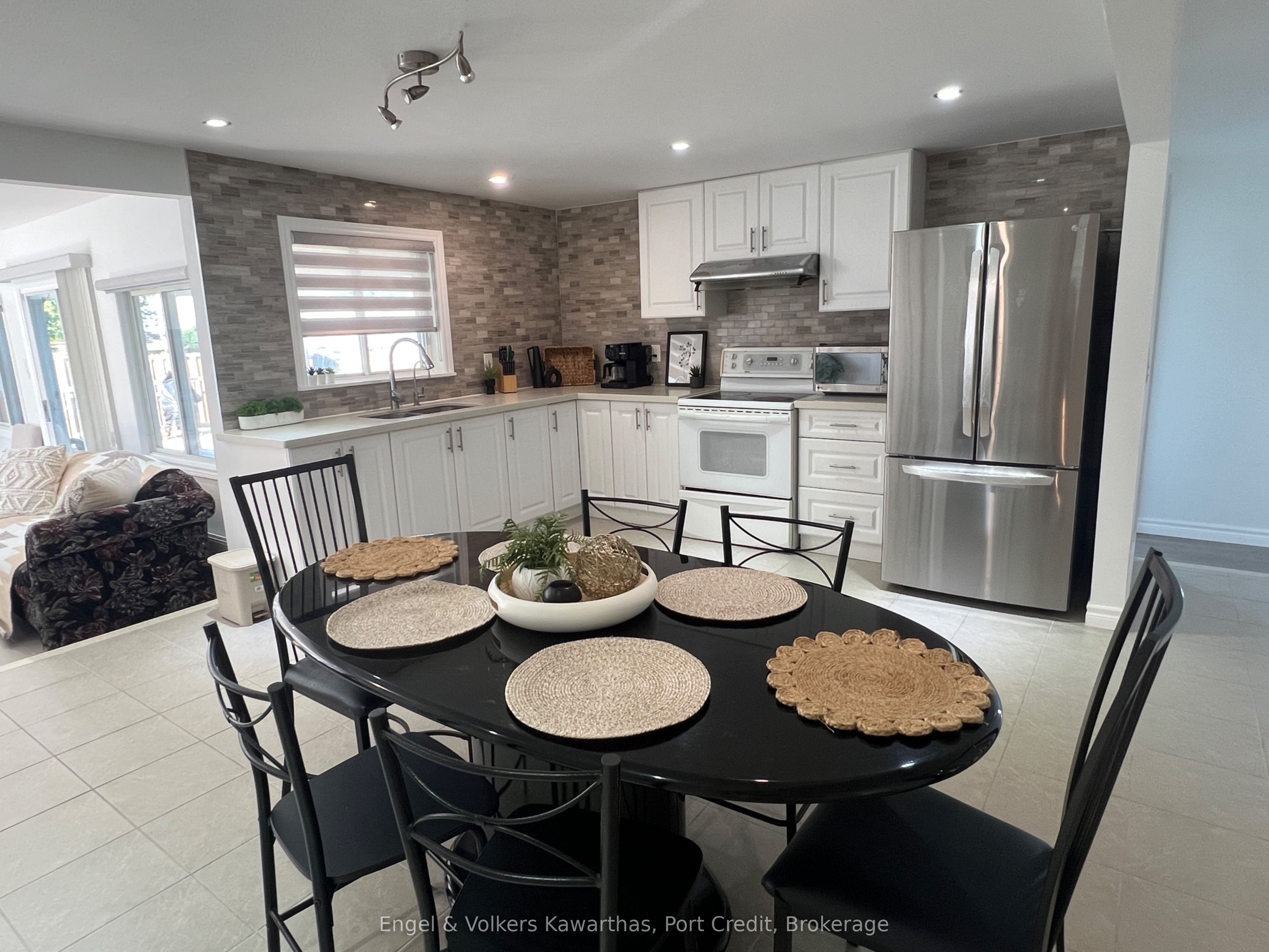 1161 Connaught Drive Property Photo 10
