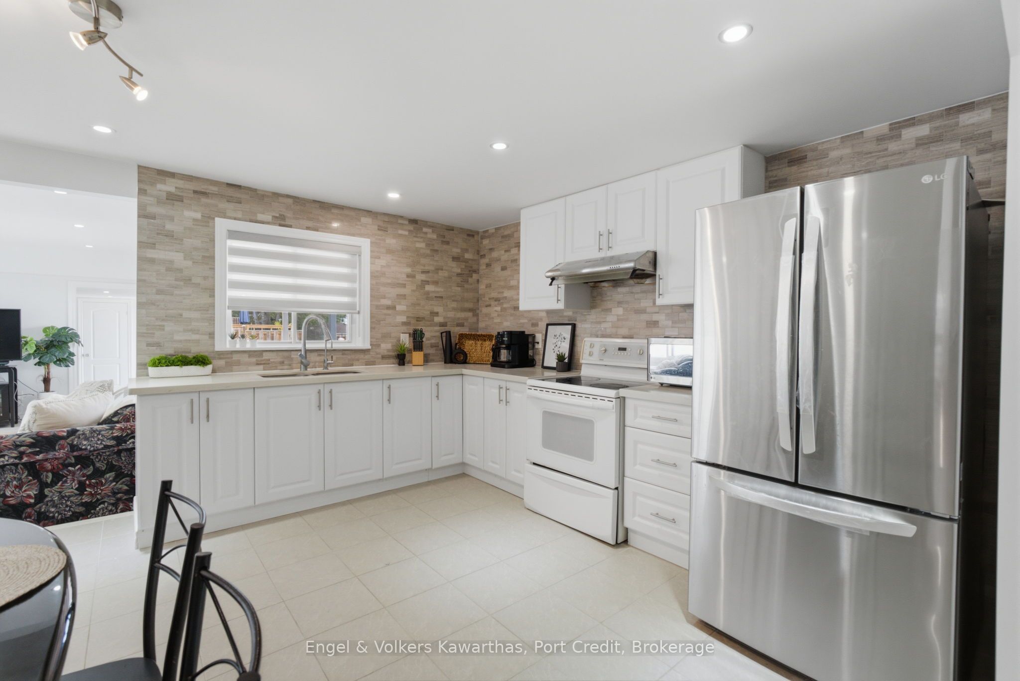 1161 Connaught Drive Property Photo 12