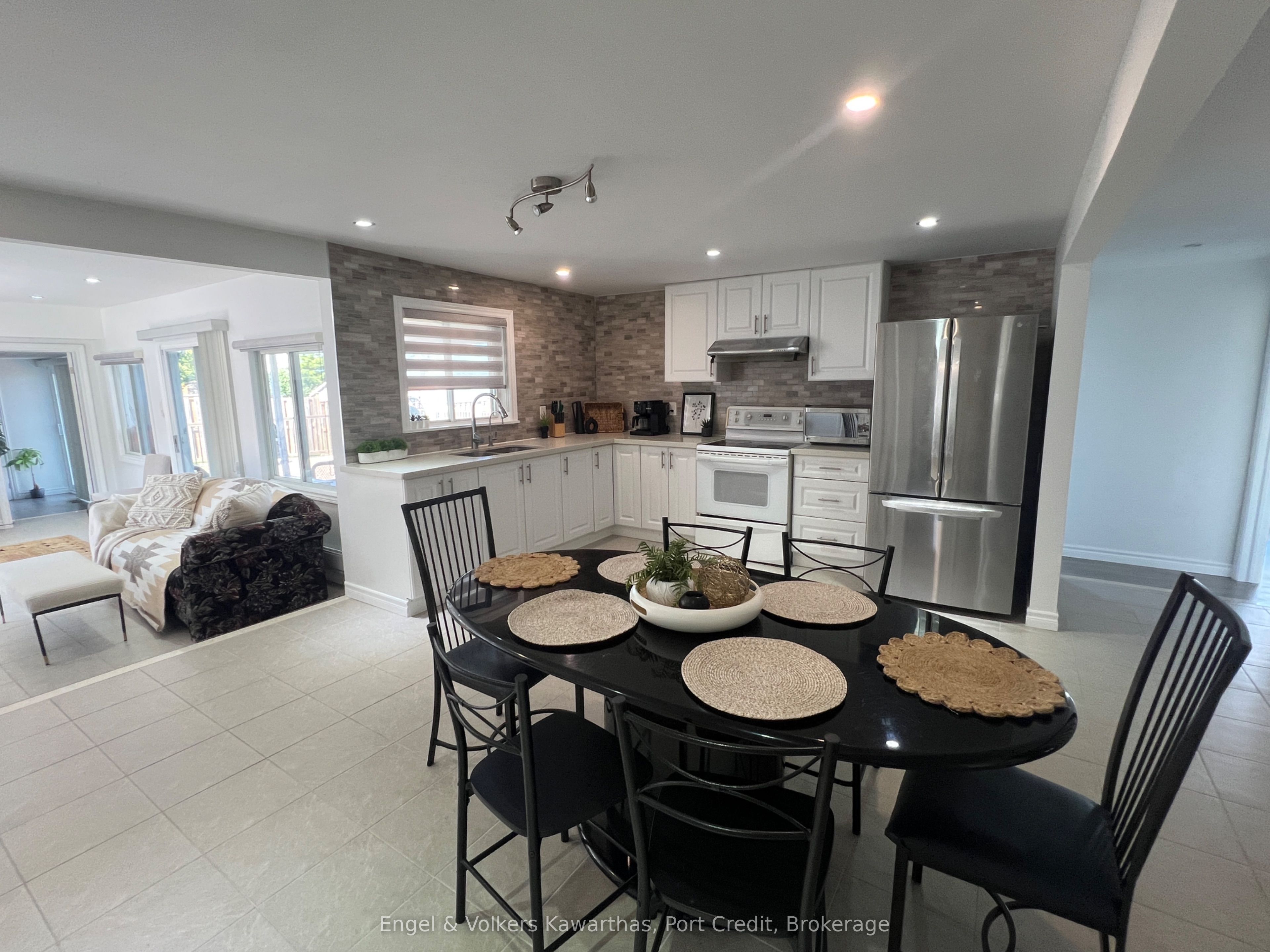 1161 Connaught Drive Property Photo 13
