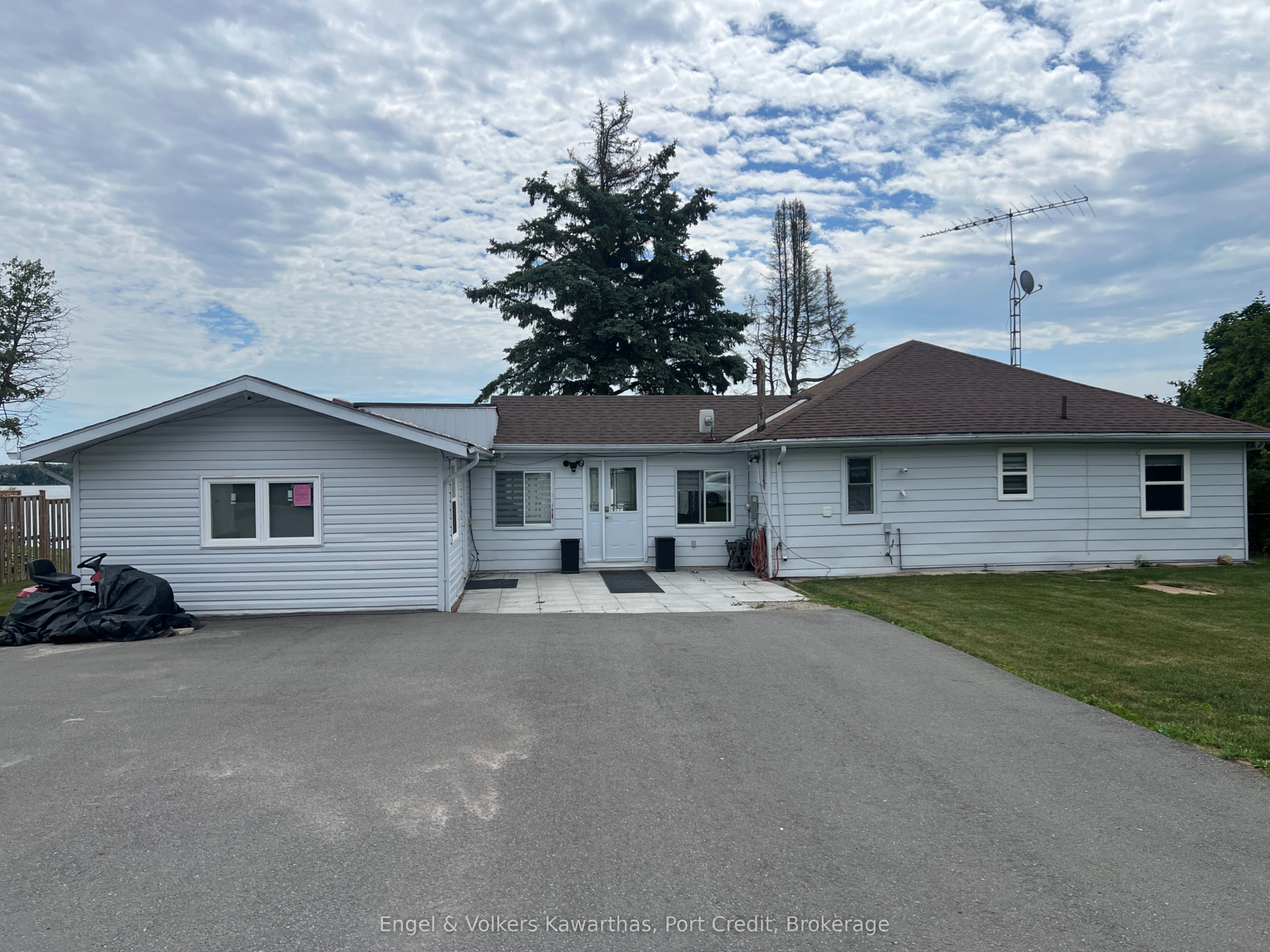 1161 Connaught Drive Property Photo 44