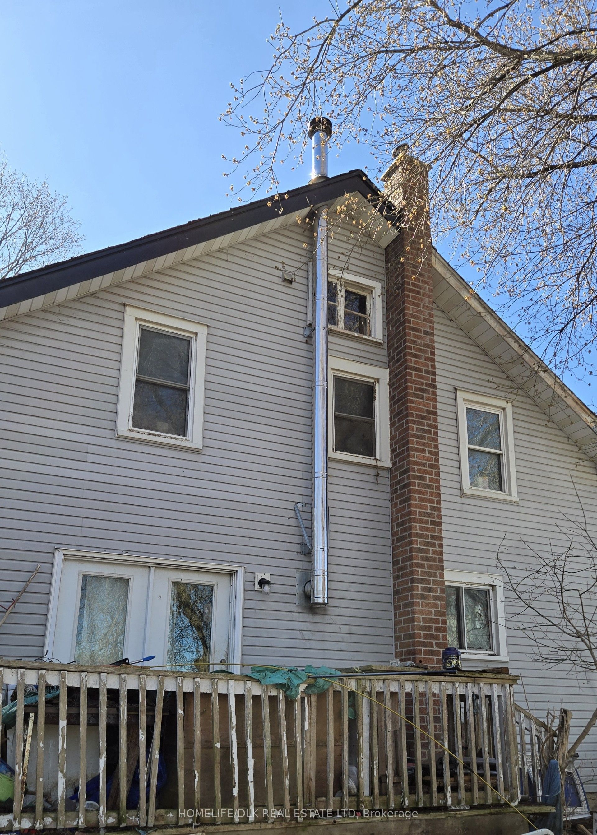 24 Centre Street N Property Photo 1