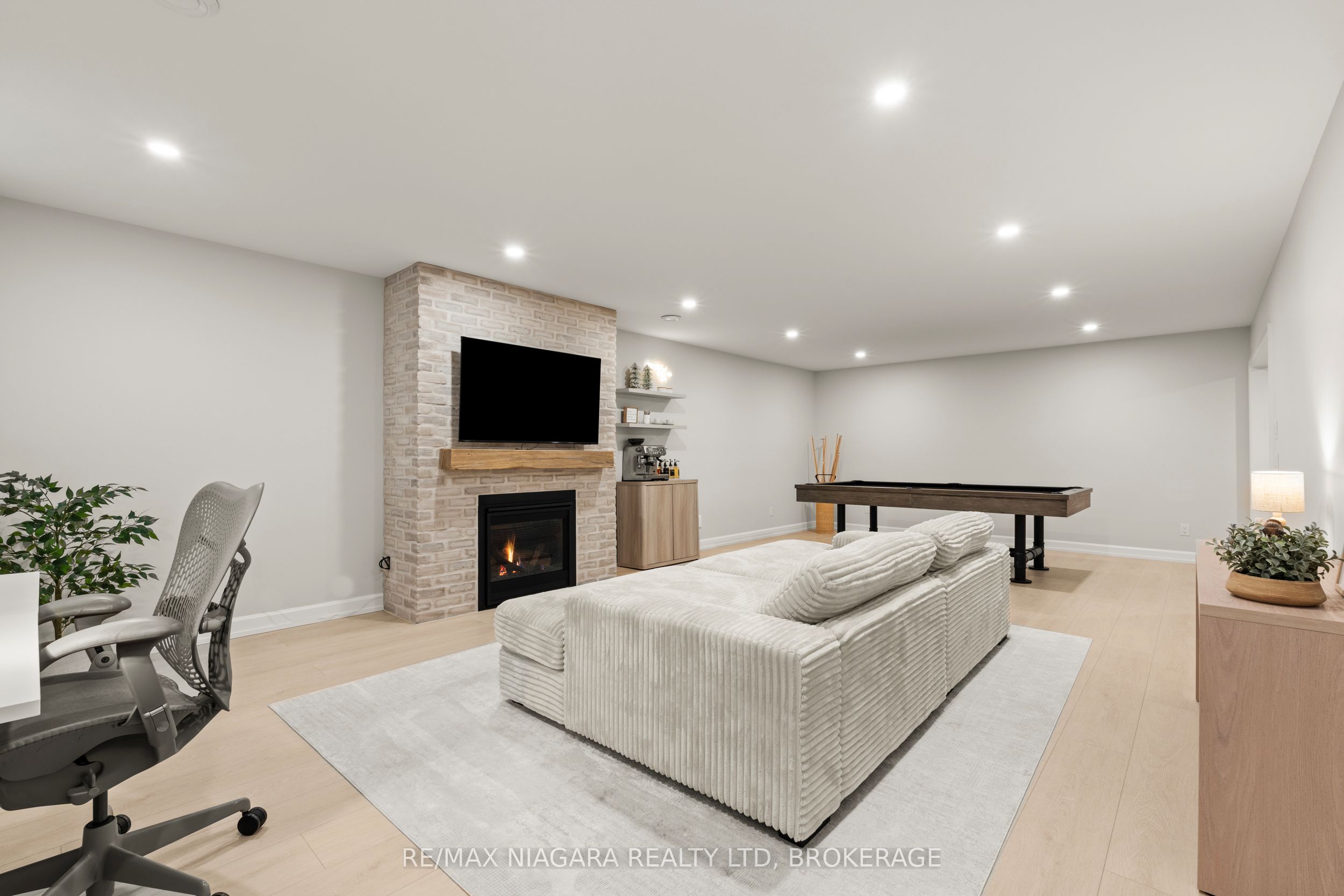 27 Maple Leaf Avenue S Property Photo 29