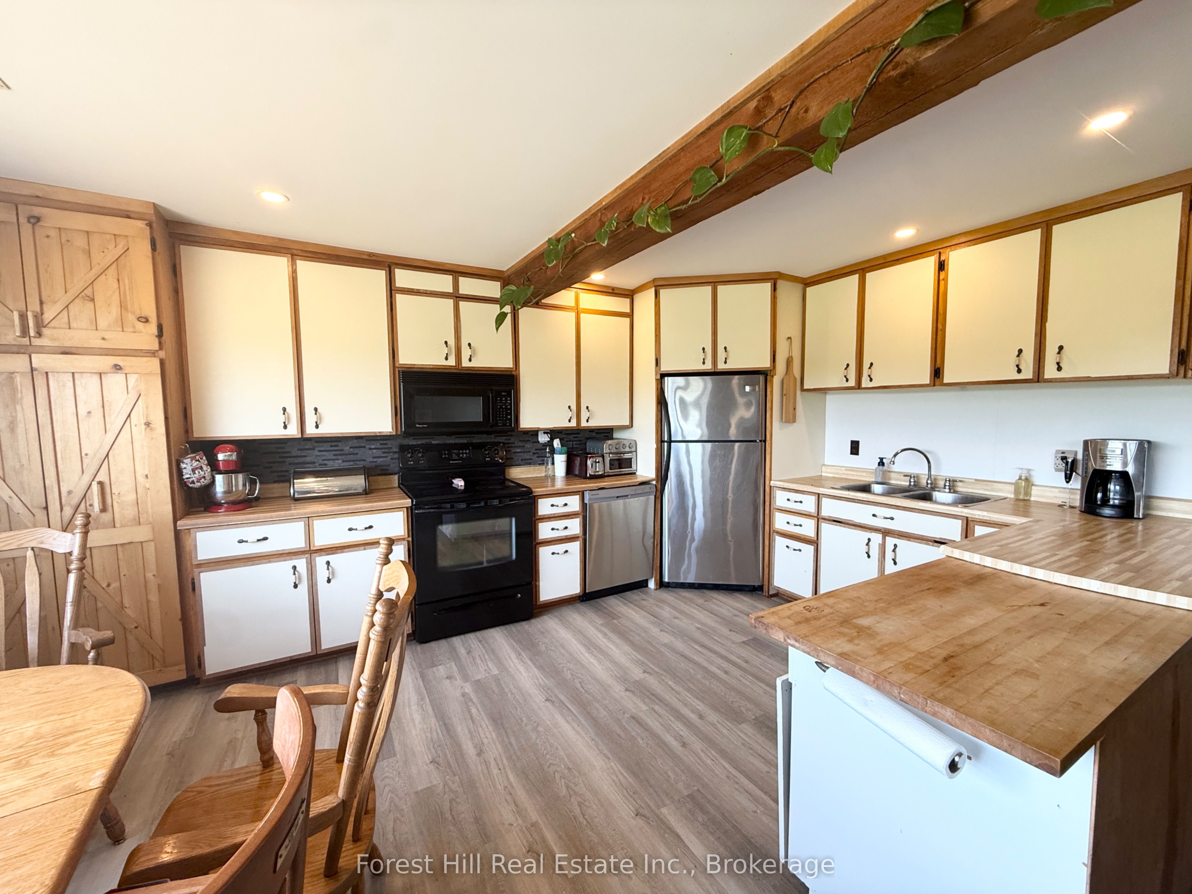 832 East Road Property Photo 20