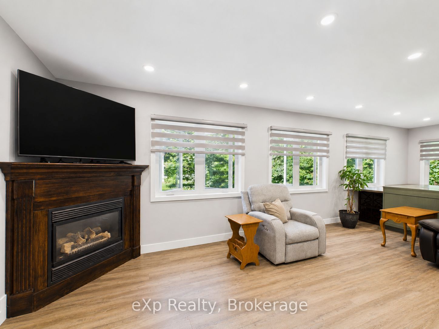330 Tyendinaga Drive Property Photo 11
