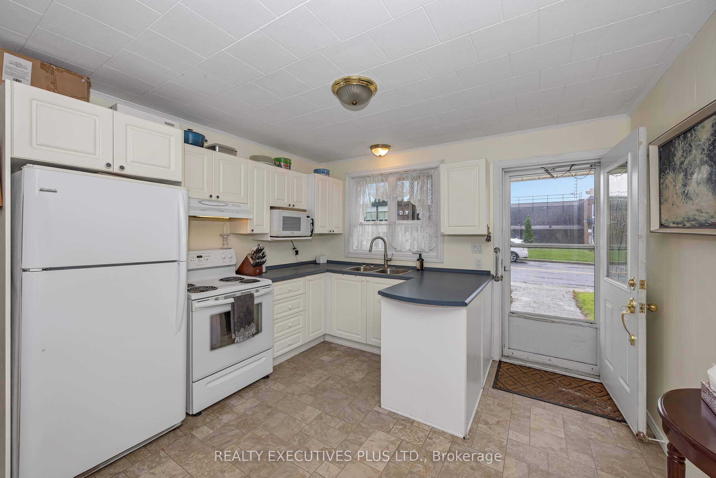 636 Water Street Property Photo 4
