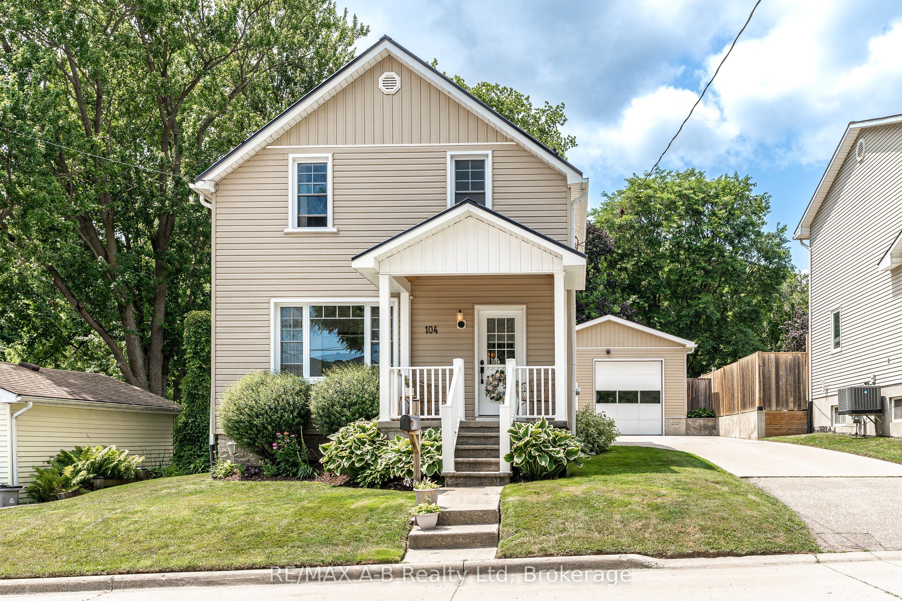 104 Ontario Street S Property Photo 1