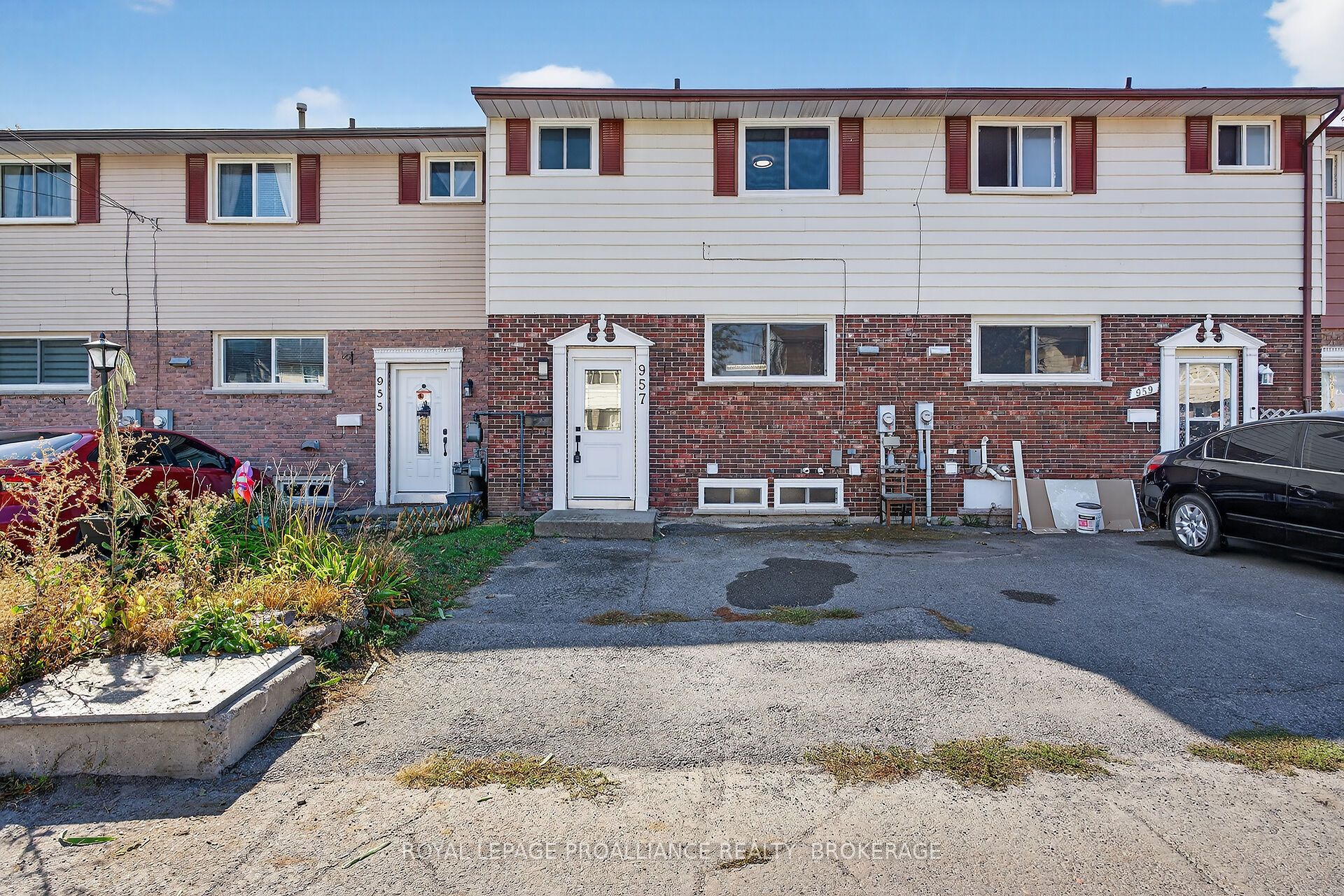 957 Oakview Avenue Property Photo 1